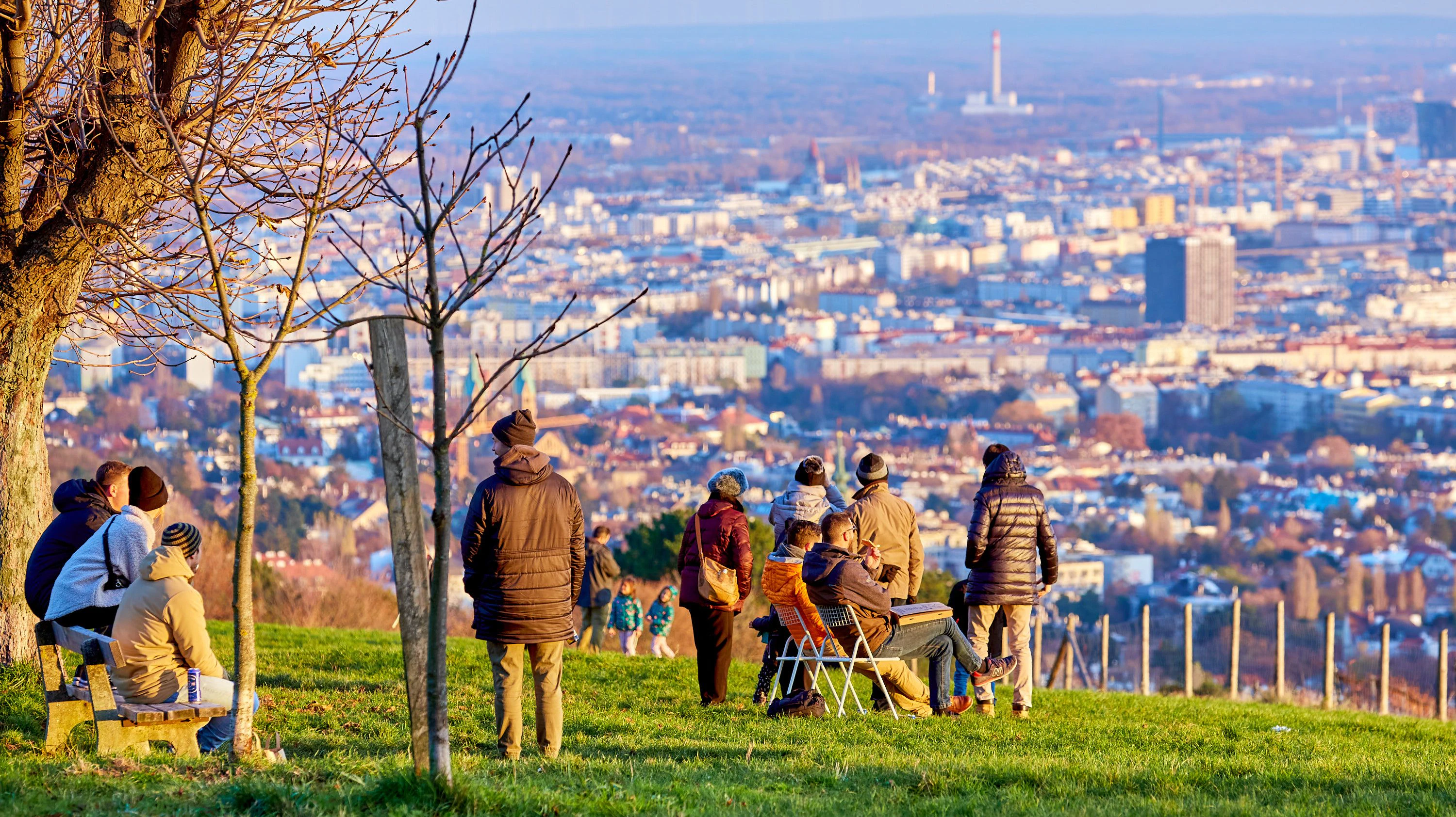Menschen genießen das schöne Wetter auf der Bellevuewiese im Wienerwald. Archivbild