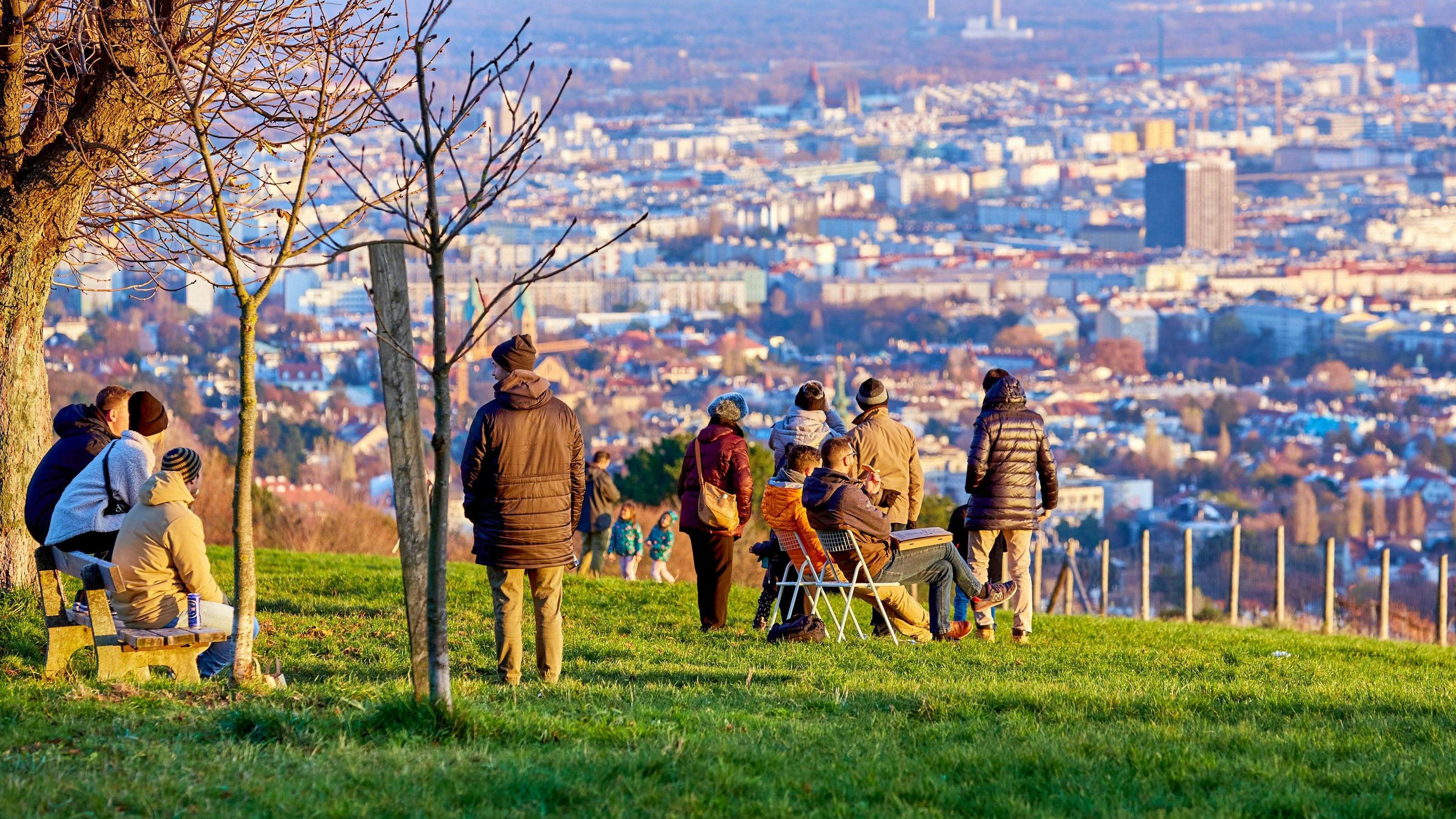 Menschen genießen das schöne Wetter auf der Bellevuewiese im Wienerwald. Archivbild