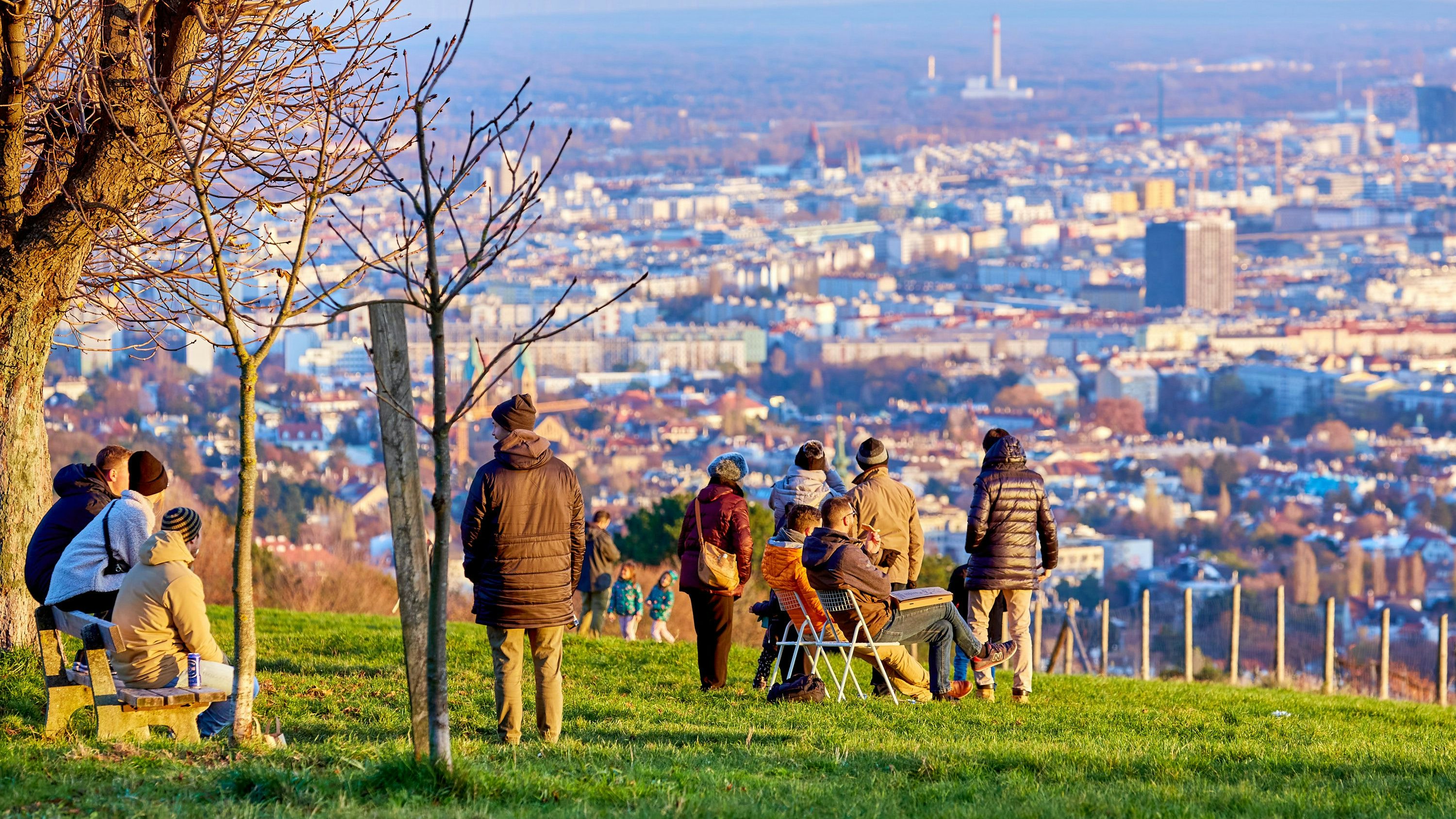 Menschen genießen das schöne Wetter auf der Bellevuewiese im Wienerwald. Archivbild