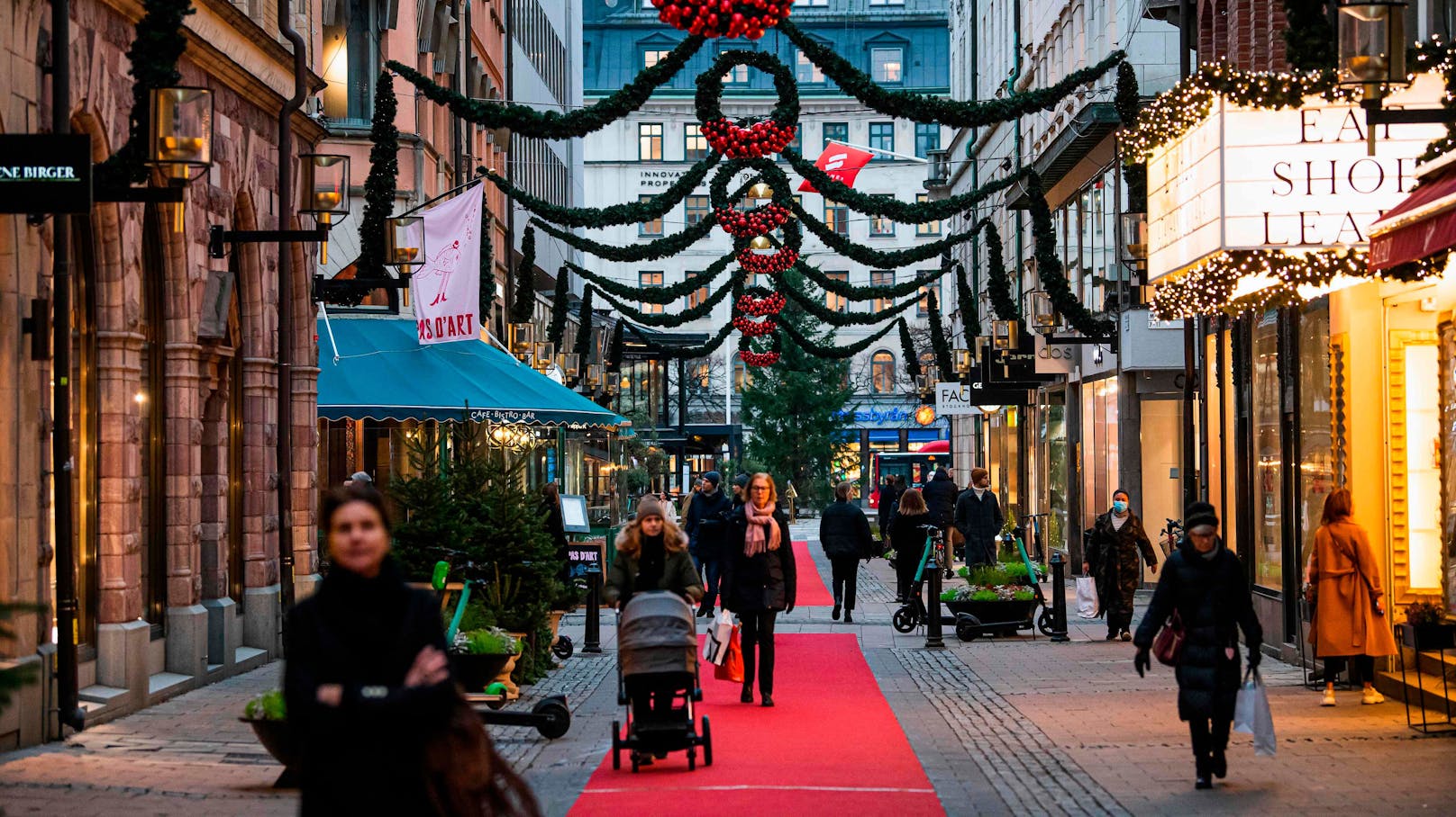 Die Geschäfte und Restaurants haben in Stockholm geöffnet.