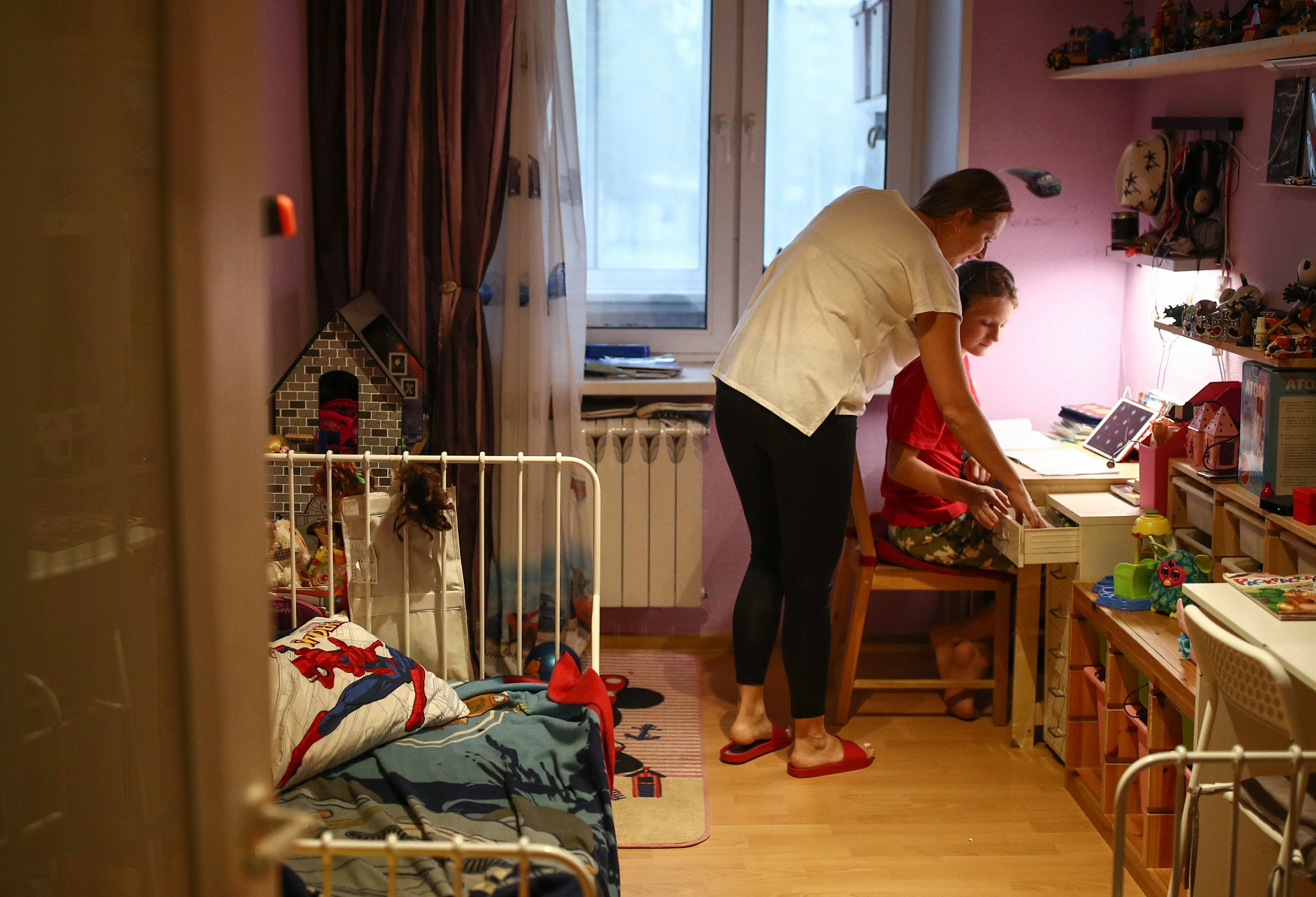 Download von www.picturedesk.com am 14.12.2020 (10:54).  MOSCOW, RUSSIA - NOVEMBER 6, 2020: Year 7 student Maxim Konov and his relative are seen during a video call lesson at home, amid the COVID-19 pandemic. Secondary school students (Year 6 to Year 11) are studying through distance learning due to the coronavirus outbreak. Sergei Bobylev/TASS - 20201106_PD3166 - Rechteinfo: Rights Managed (RM)