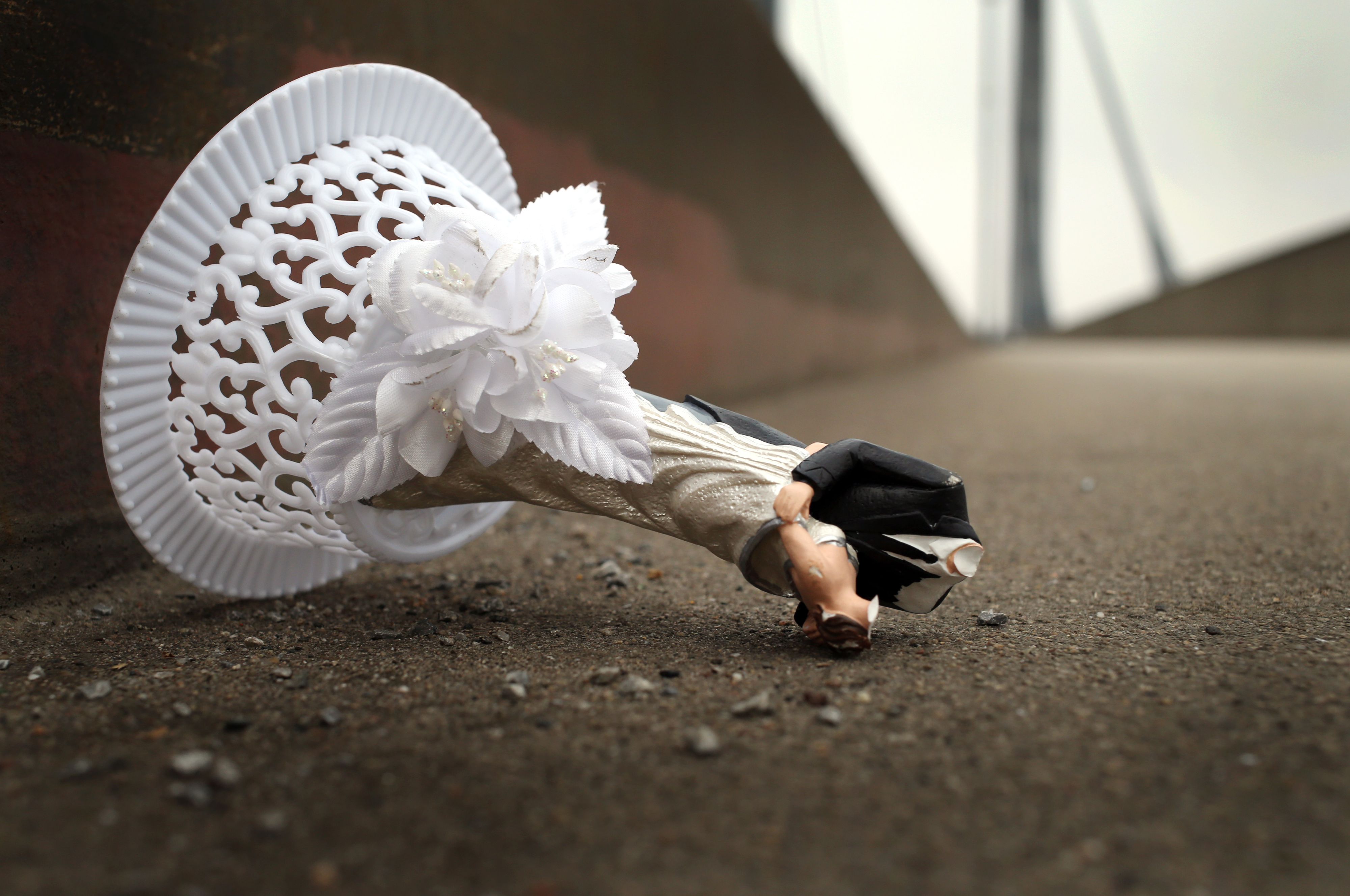 Download von www.picturedesk.com am 14.12.2020 (10:29).  The leftovers of a wedding decoration lies on a bridge across the River Rhine in Duesseldrof, Germany, 21 February 2013. Photo: Martin Gerten - 20130221_PD9871 - Rechteinfo: Rights Managed (RM)