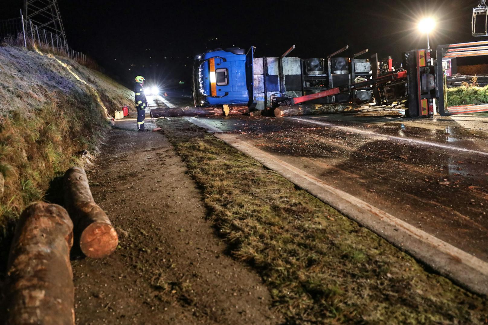 Der Holzlaster kippte um, verlor die gesamte Ladung.