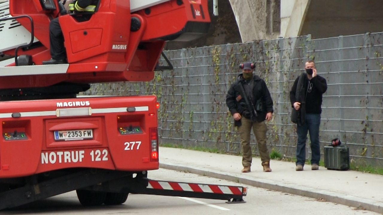 Cobra schoss auf Gasflasche