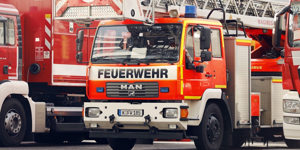 Vier Feuerwehrleute wollten ein Sofa aus dem Fenster gleiten lassen – dann ging alles schief. 
