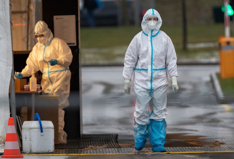 In Litauen sind die Zahlen zuletzt wieder angestiegen. Im Bild eine Frau im Schutzanzug, vorbereitet um Speichelproben zu nehmen. Vilnius am 11. Dezember 2020