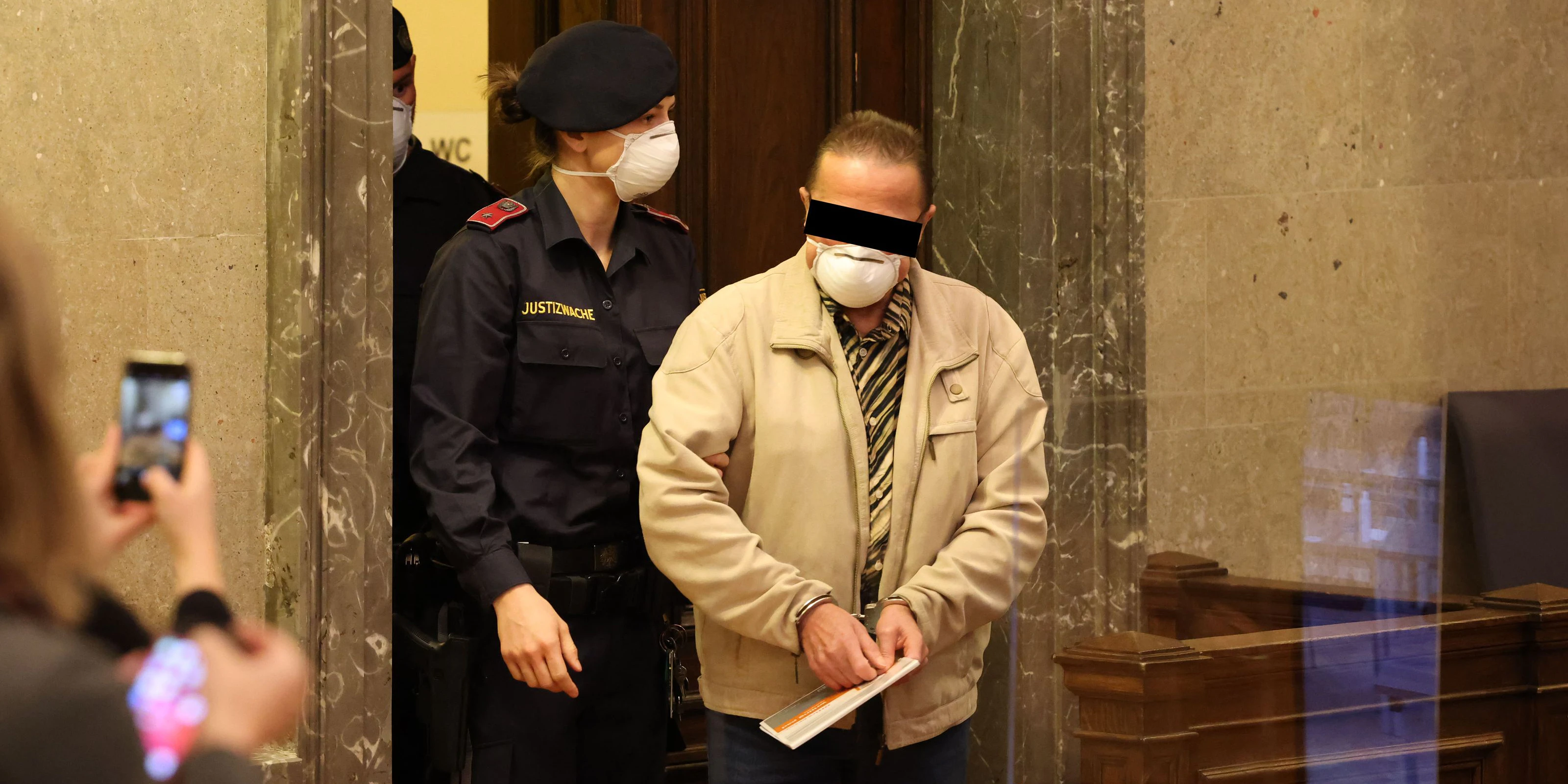 Der Gas-Ganove (61) wurde in Handschellen vorgeführt.