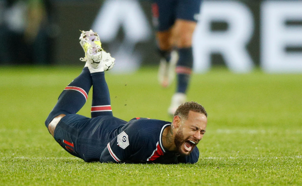 Neymar krümmt sich am Boden nach einem Foul in der Nachspielzeit.