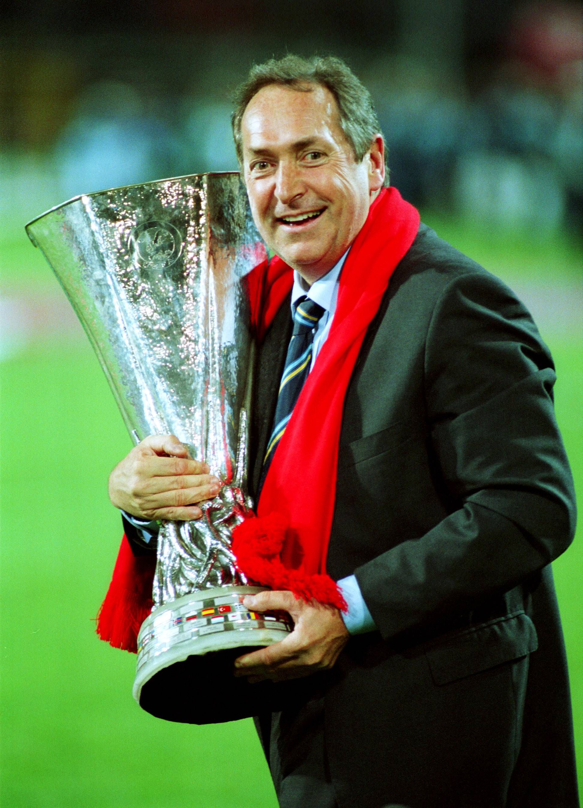 Gérard Houllier 2001 mit dem UEFA-Pokal.