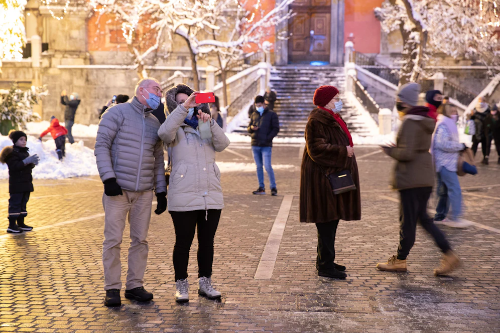Passanten am Hauptplatz der slowenischen Hauptstadt Ljubljana Anfang Dezember 2020