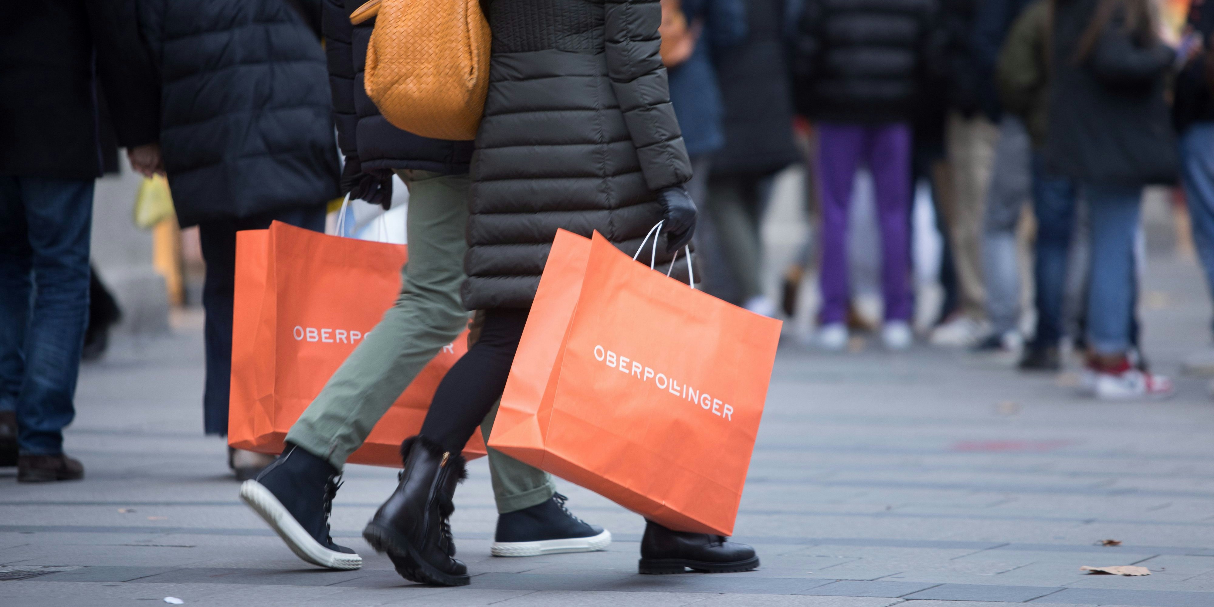 Österreicher gingen in Bayern shoppen und müssen nun eine Strafe zahlen.