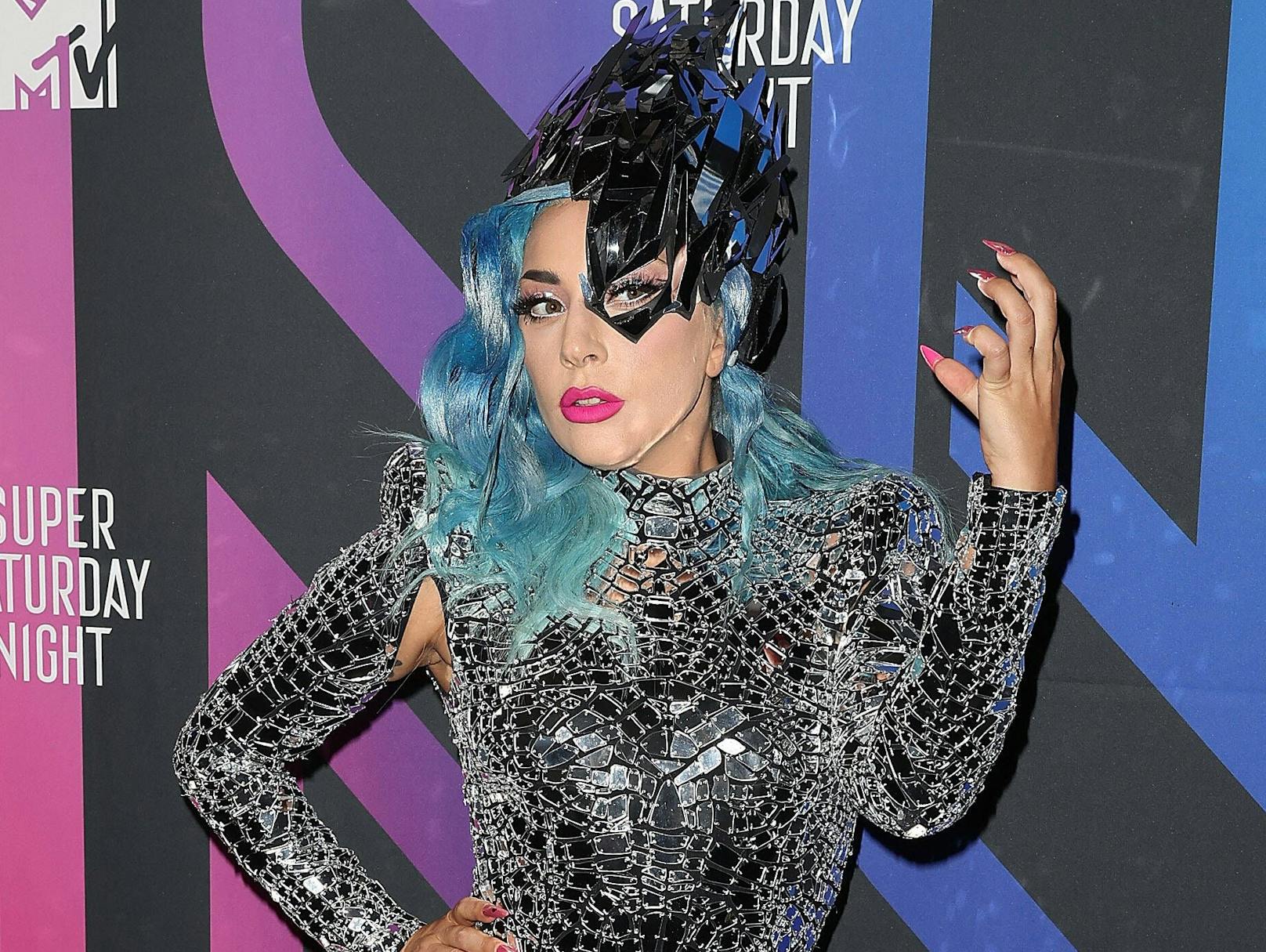 Bei ihren Show-Auftritten greift <strong>Lady Gaga</strong> zu auffälligen Outfits. Wenn sie Werbung für Kosmetik macht, verzichtet sie gerne auf überflüssigen Stoff.