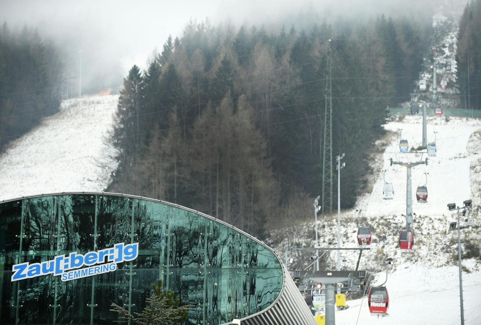 Blick auf die Liftanlage am Zauberberg Semmering-Hirschenkogel. 