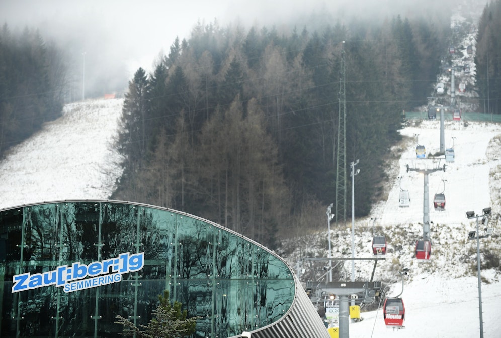 Blick auf die Liftanlage am Zauberberg Semmering-Hirschenkogel. 