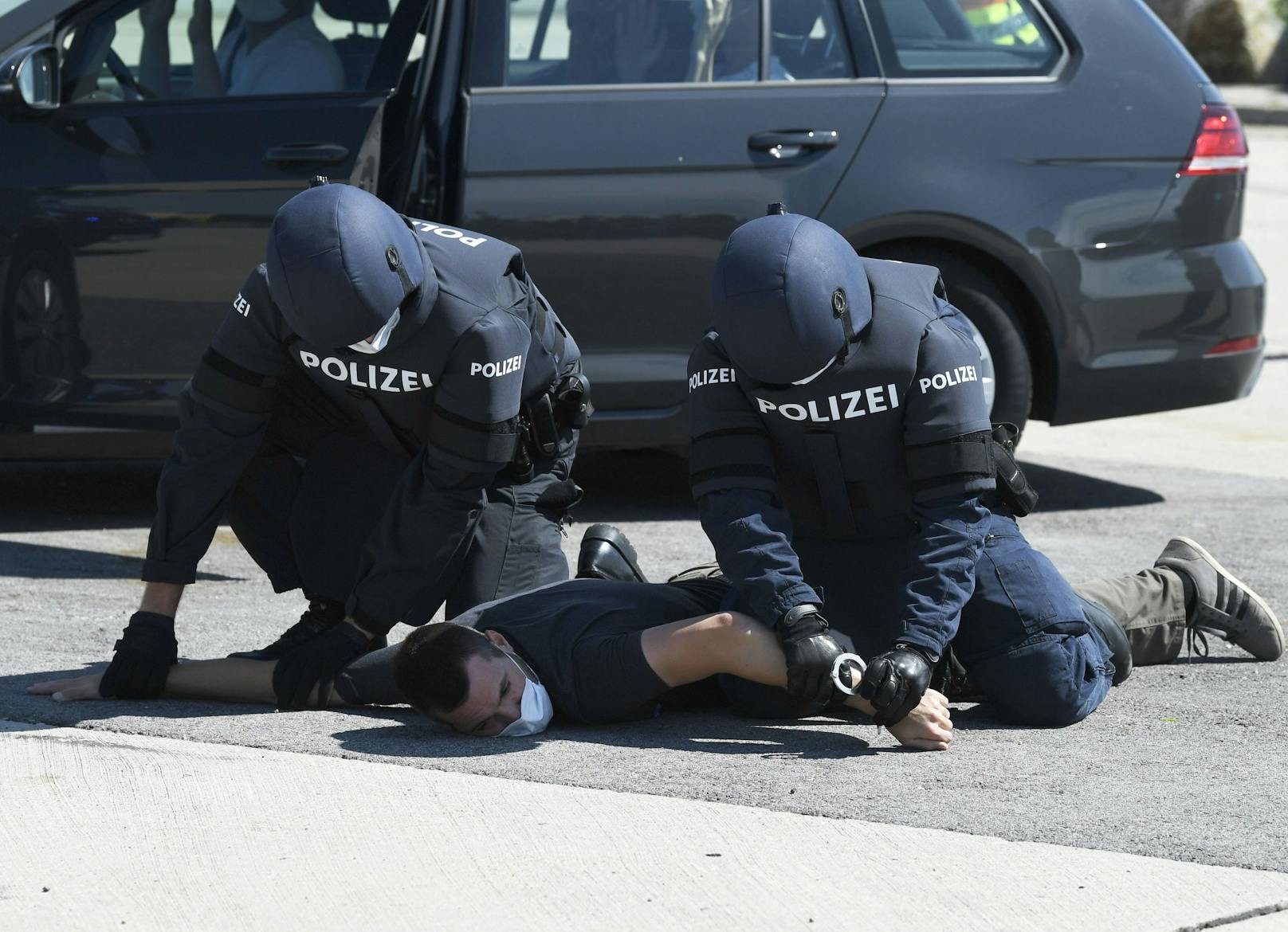 Symbolfoto: Polizeibeamte während einer Grenzschutz-Übung am 2. Juli 2020 am Grenzübergang Nickelsdorf