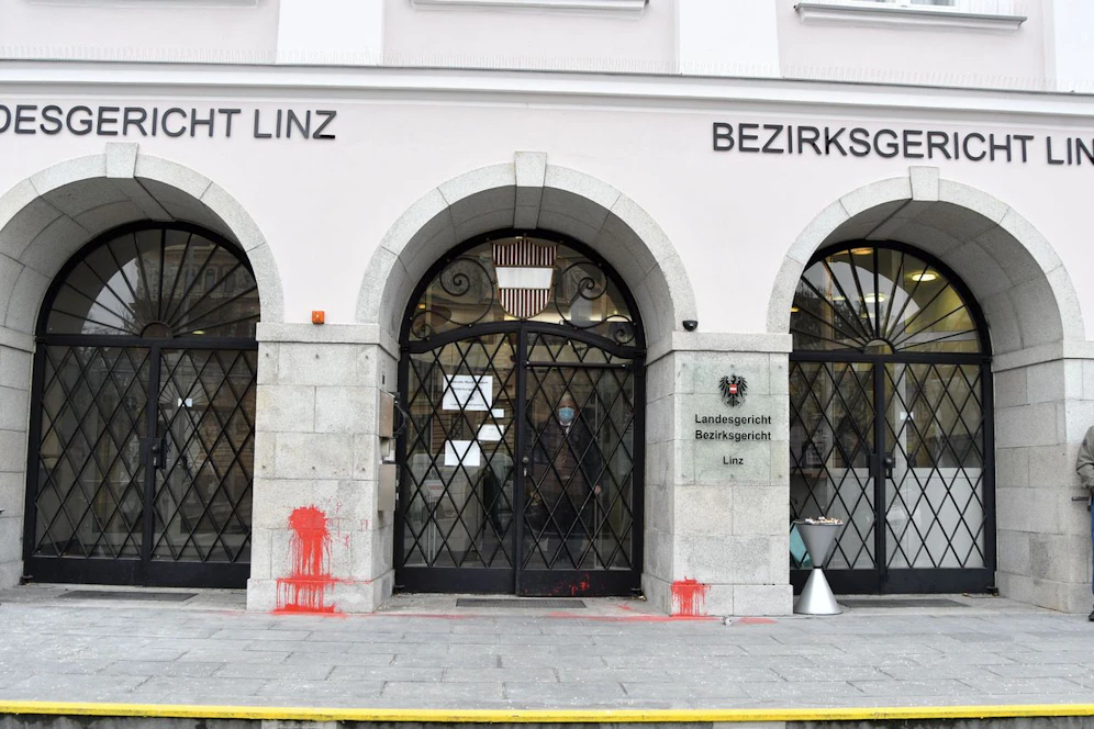 Unbekannte beschmierten in der Nacht auf Montag das Linzer Landesgericht.