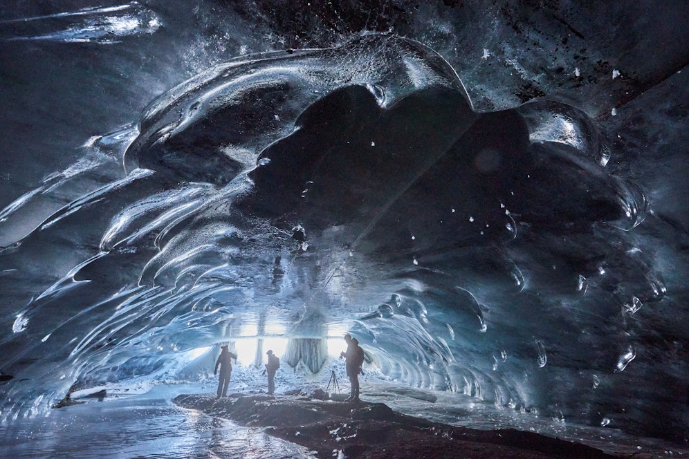 Der Zugang zur Eisgrotte unter dem Gletscher könnte bald wieder gesperrt werden.