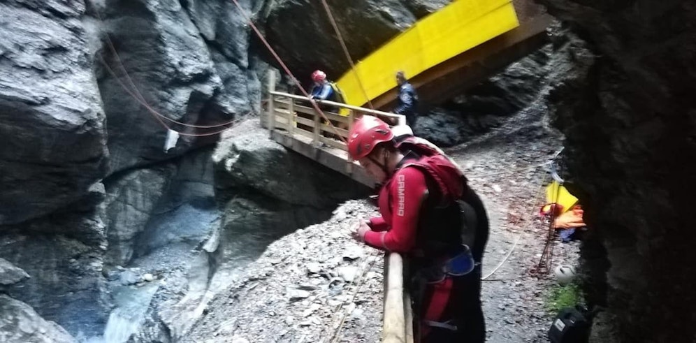 Der 33-Jährige erlag noch an der Unfallstelle seinen Verletzungen.