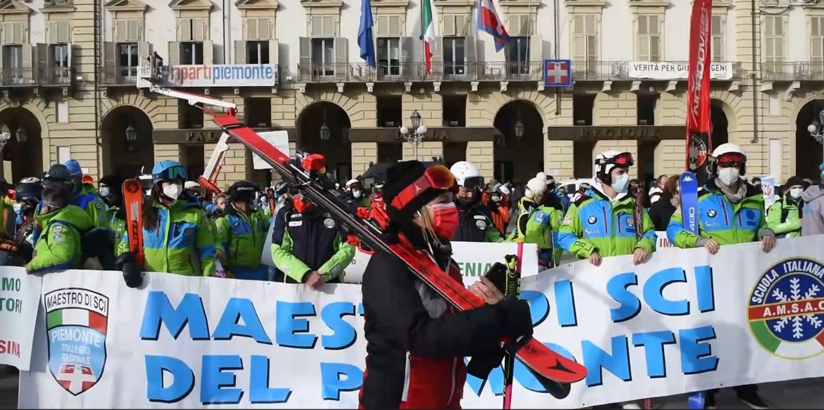 Am Montag haben sich hunderte Skilehrer in Turin an einer Protestaktion gegen die Schließung der Skipisten beteiligt.