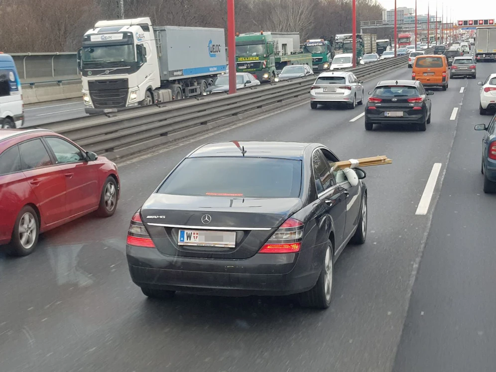 Streng verboten: Die Holzbretter ragten aus der Mercedes-Limousine hinaus.