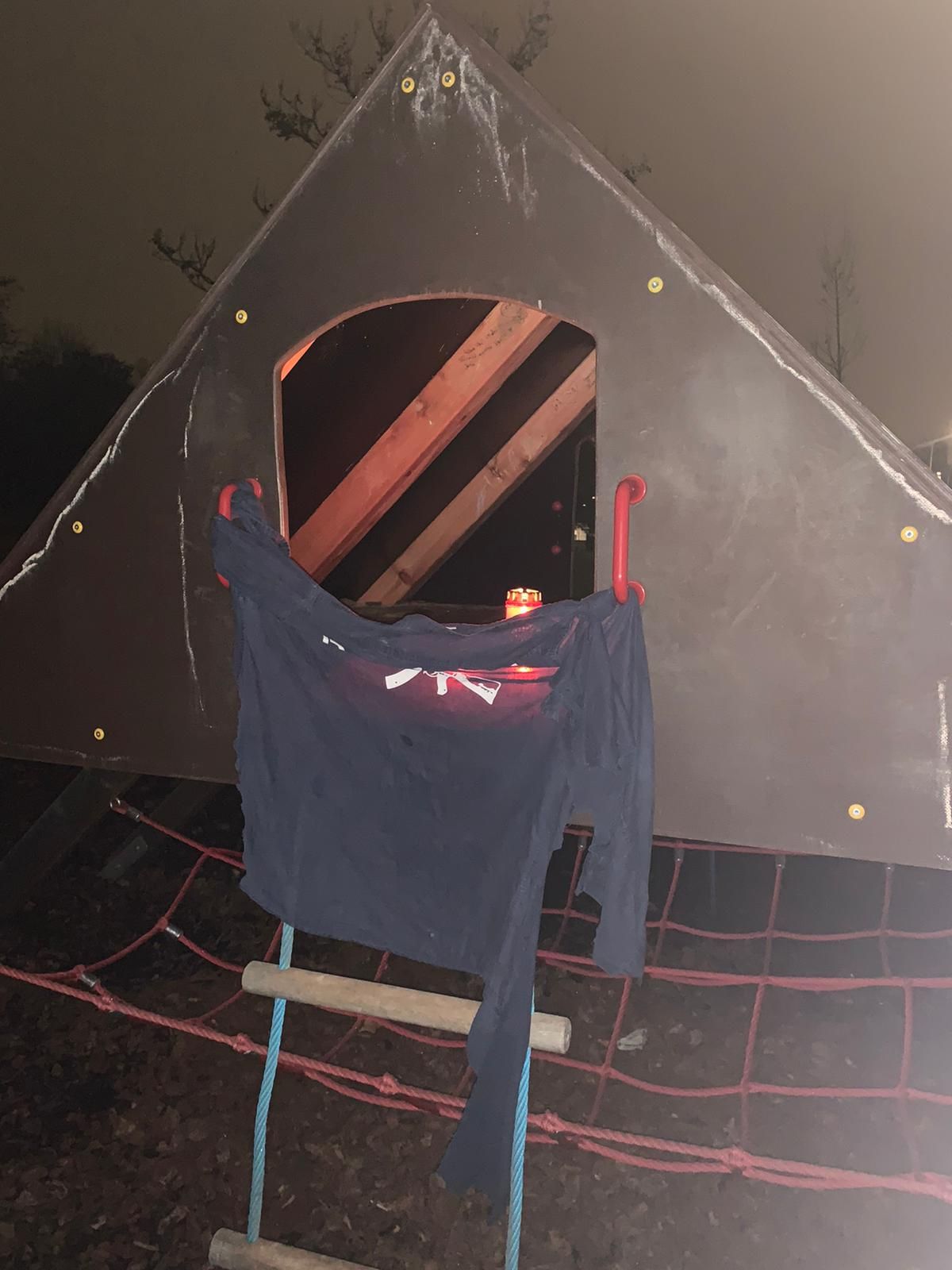 Freunde haben Kerzen entzündet und das T-Shirt, das der Bursch bei seinem Tod trug, aufgehängt.