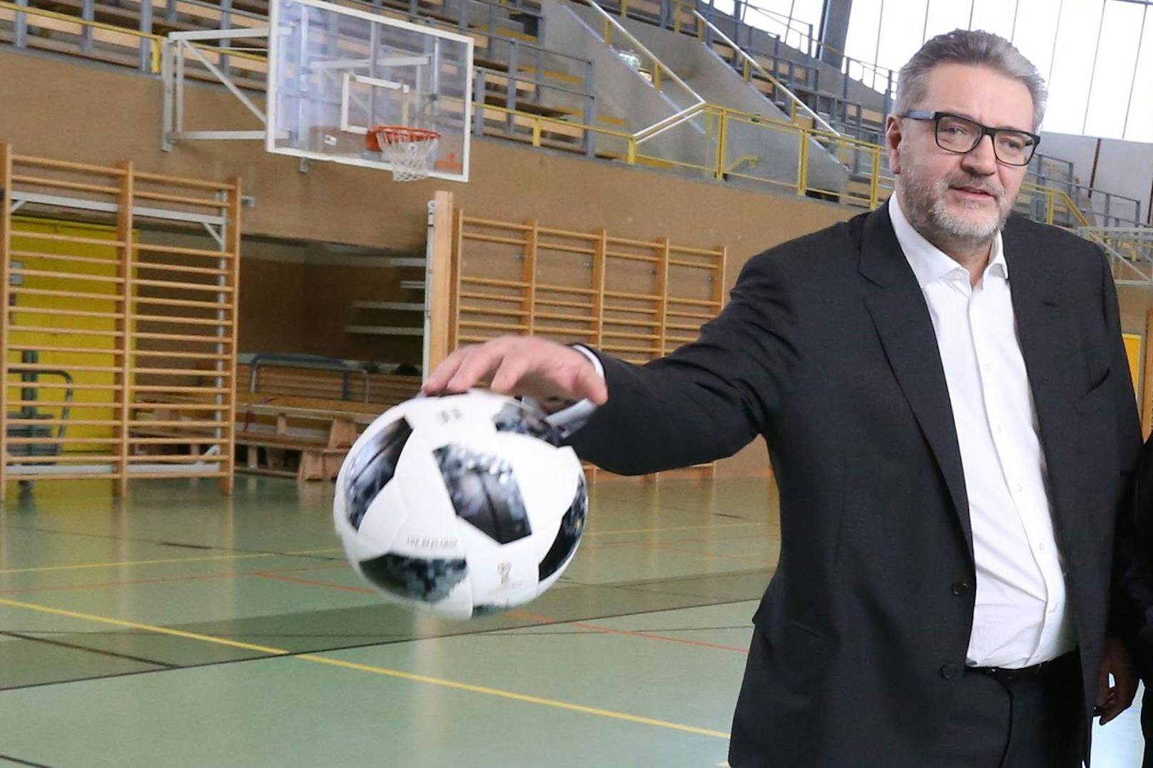 Gesundheitsstadtrat Peter Hacker (SPÖ) will Sportplätze und Hallenbäder öffnen.