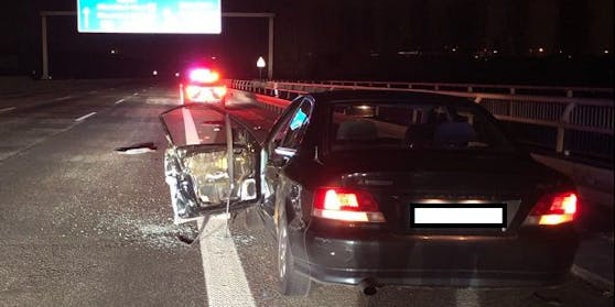Der Wagen ist nach dem Crash nur noch Schrott