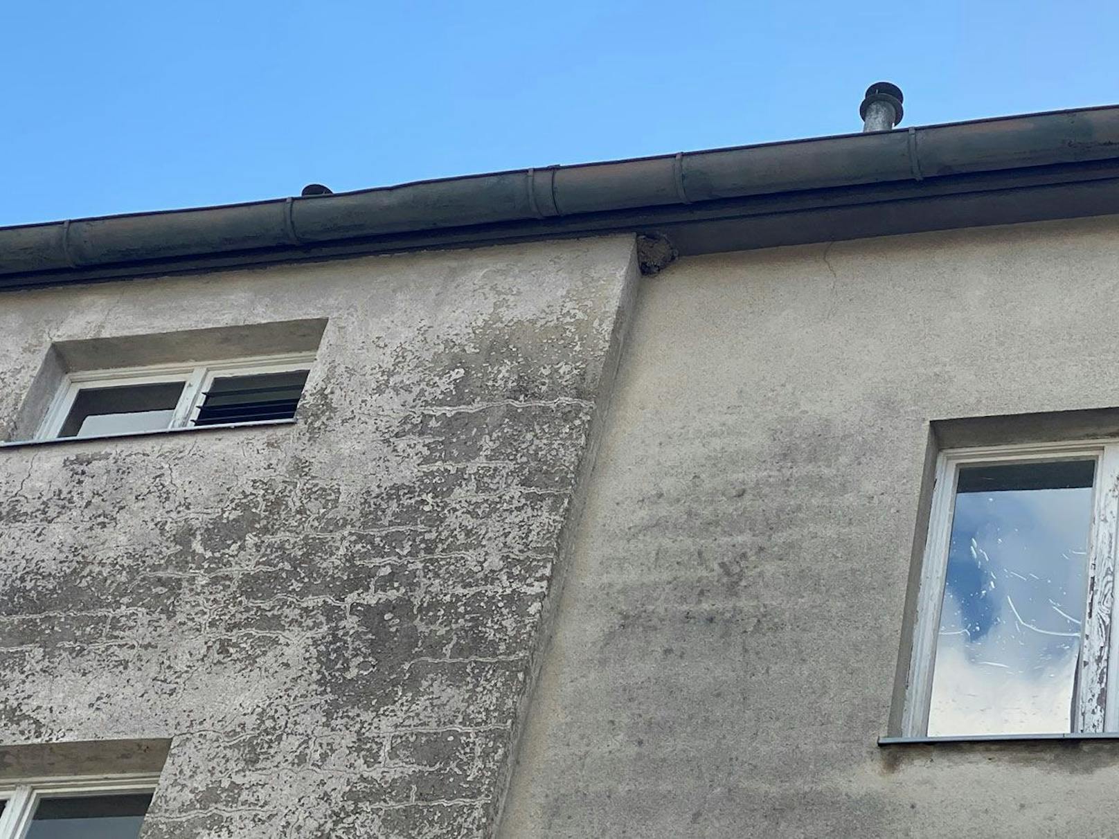 Desolate Fassade des Gemeindebaus in der Ödenburger Straße