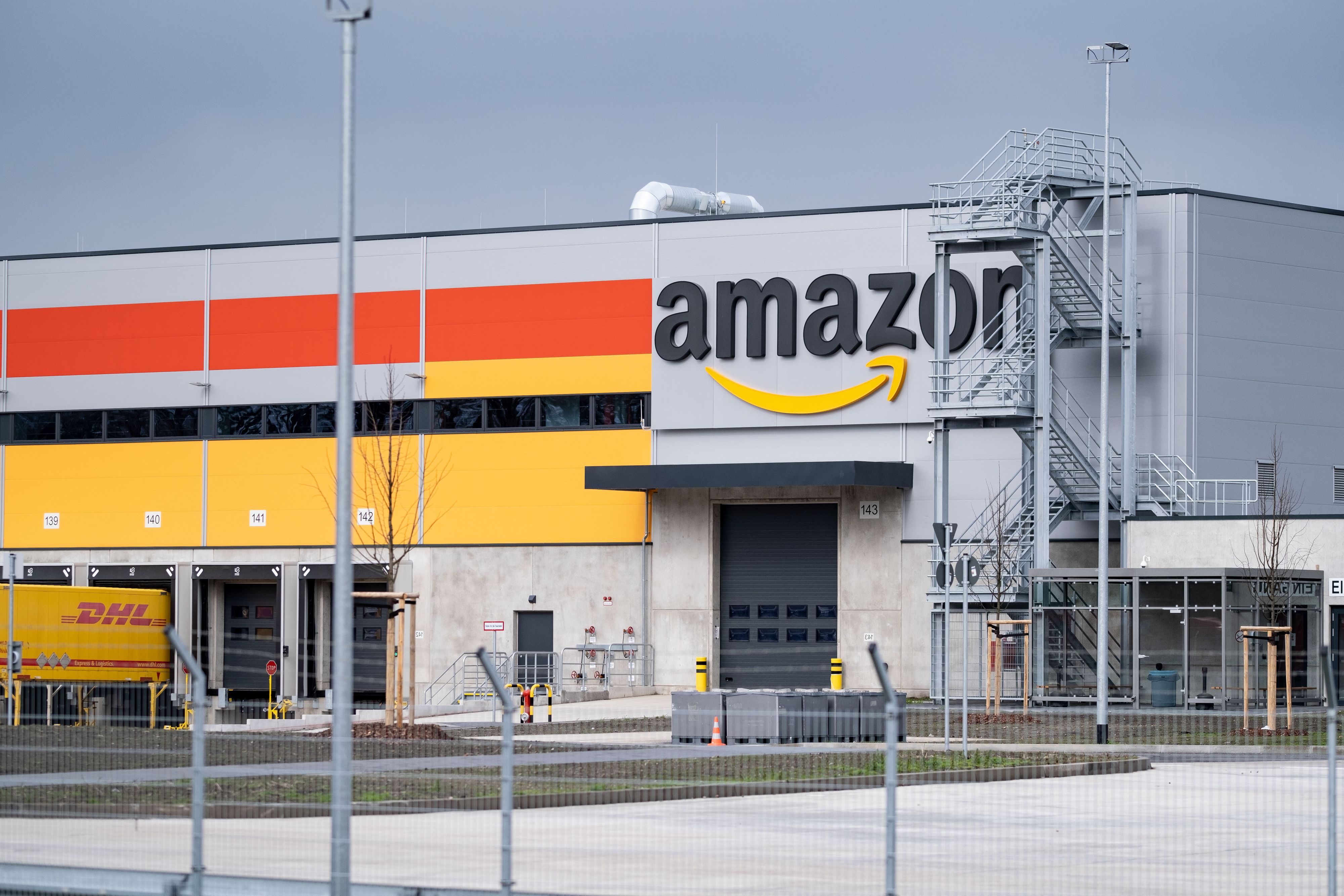 Download von www.picturedesk.com am 15.12.2020 (16:51).  12 March 2019, Lower Saxony, Garbsen: The name of the parcel sender Amazon can be seen at the sorting centre in Garbsen. Amazon sorts the parcels in Garbsen by delivery area and then forwards them to parcel delivery agents. Amazon already operates a logistics centre in Winsen in Lower Saxony. 700 jobs are to be created in Garbsen near Hanover. Photo: Peter Steffen/dpa - 20190312_PD3703 - Rechteinfo: Rights Managed (RM)