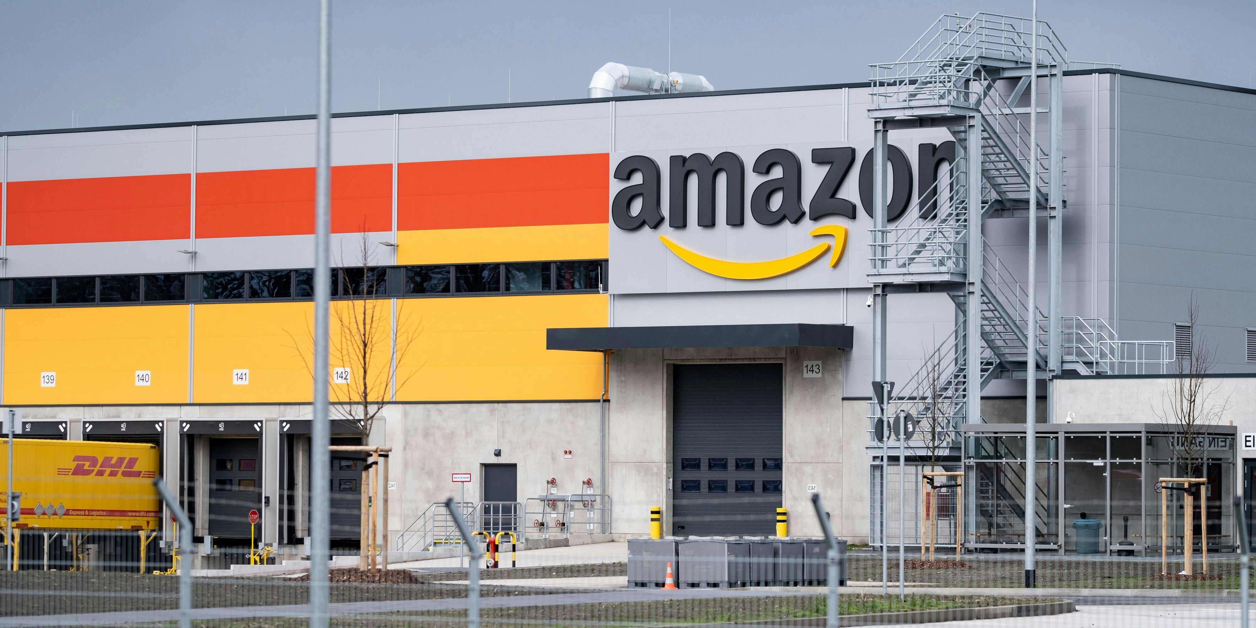 Download von www.picturedesk.com am 15.12.2020 (16:51).  12 March 2019, Lower Saxony, Garbsen: The name of the parcel sender Amazon can be seen at the sorting centre in Garbsen. Amazon sorts the parcels in Garbsen by delivery area and then forwards them to parcel delivery agents. Amazon already operates a logistics centre in Winsen in Lower Saxony. 700 jobs are to be created in Garbsen near Hanover. Photo: Peter Steffen/dpa - 20190312_PD3703 - Rechteinfo: Rights Managed (RM)