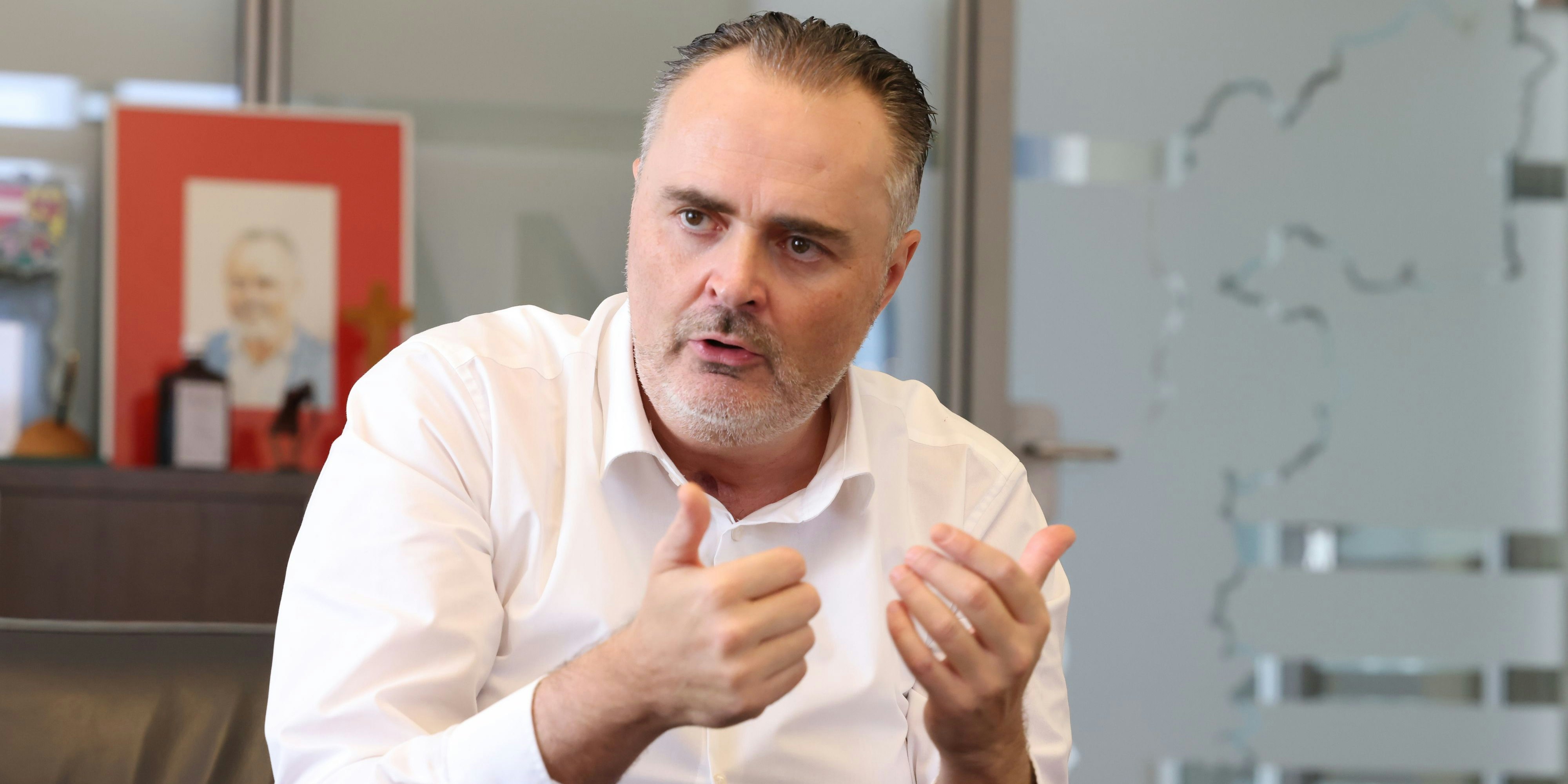 Landeshauptmann Hans Peter Doskozil (SPÖ) freut sich über den Personal-Coup.
