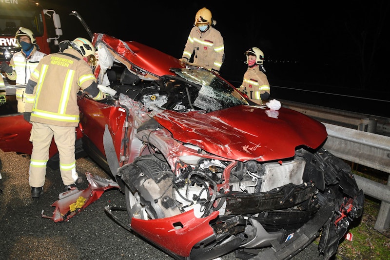 Der 18-Jährige wurde bei dem Unfall unbestimmten Grades verletzt und in seinem Fahrzeug eingeklemmt. 