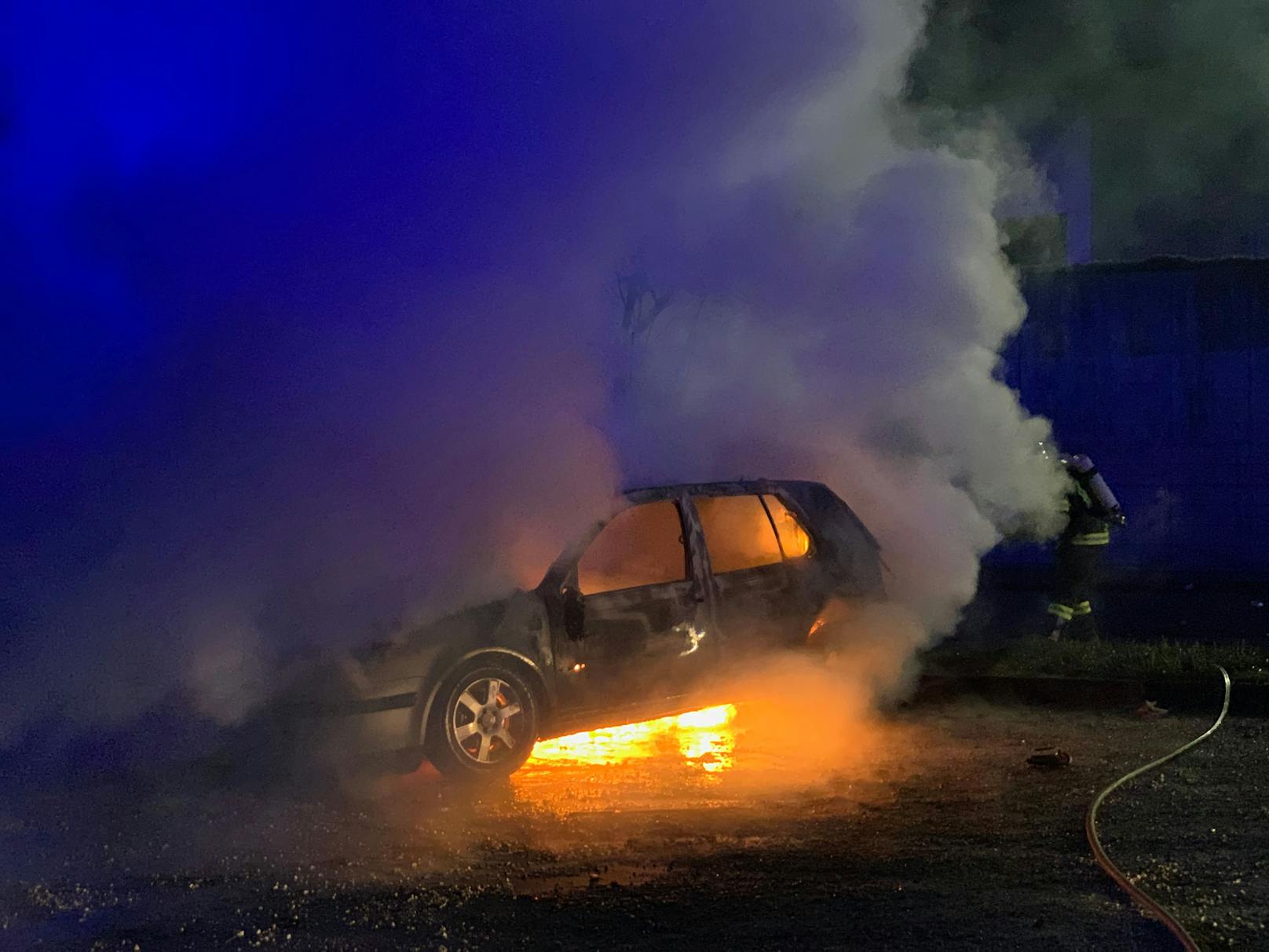Während eine 20-Jährige bei ihrem Freund war, ging ihr Auto auf einem Parkplatz in Flammen auf, brannte völlig aus.