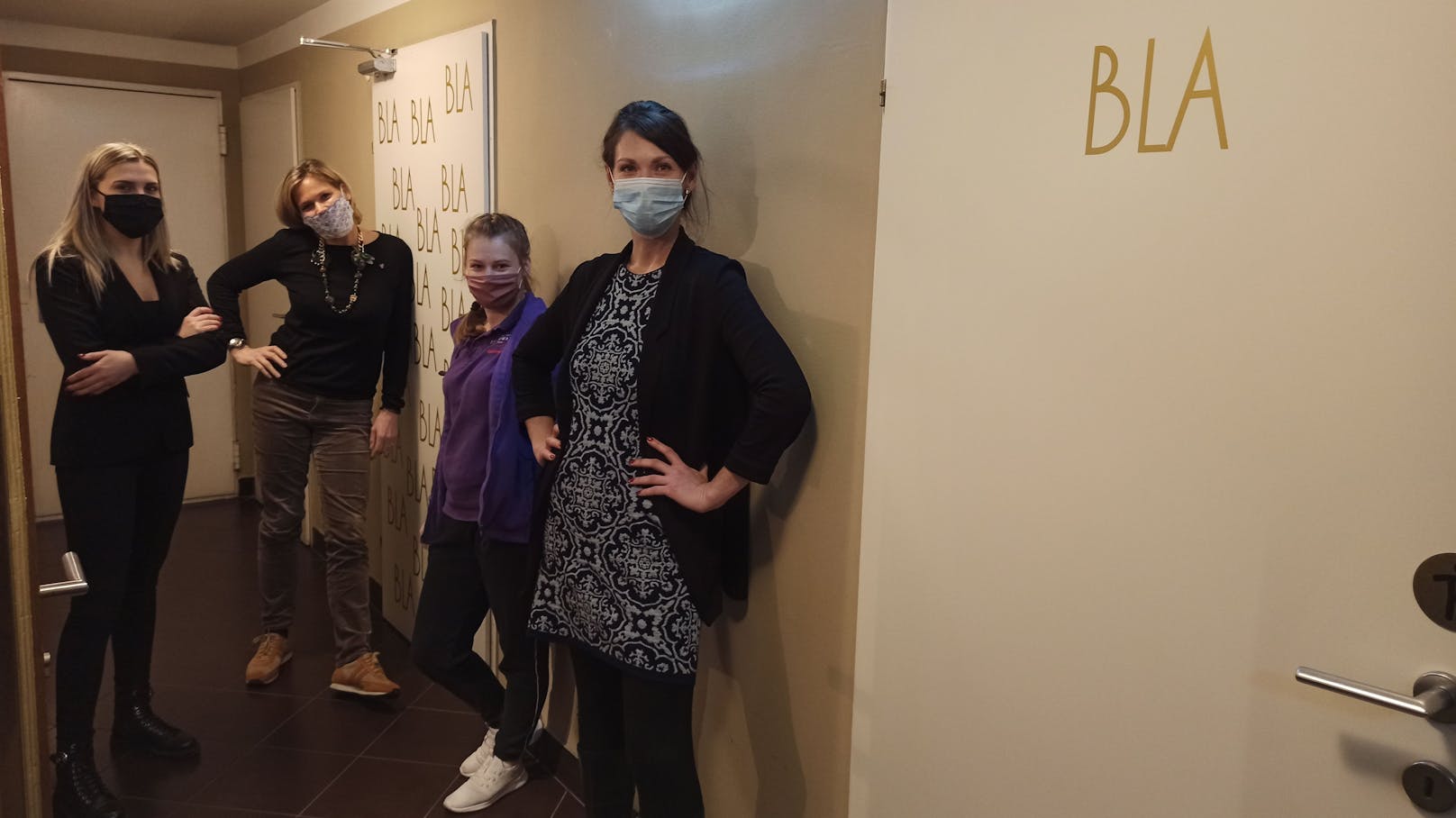 Hotel-Chefin Katharina Kluss und ihre Mitarbeiterinnen sehen die WC-Aufschrift mit Humor.