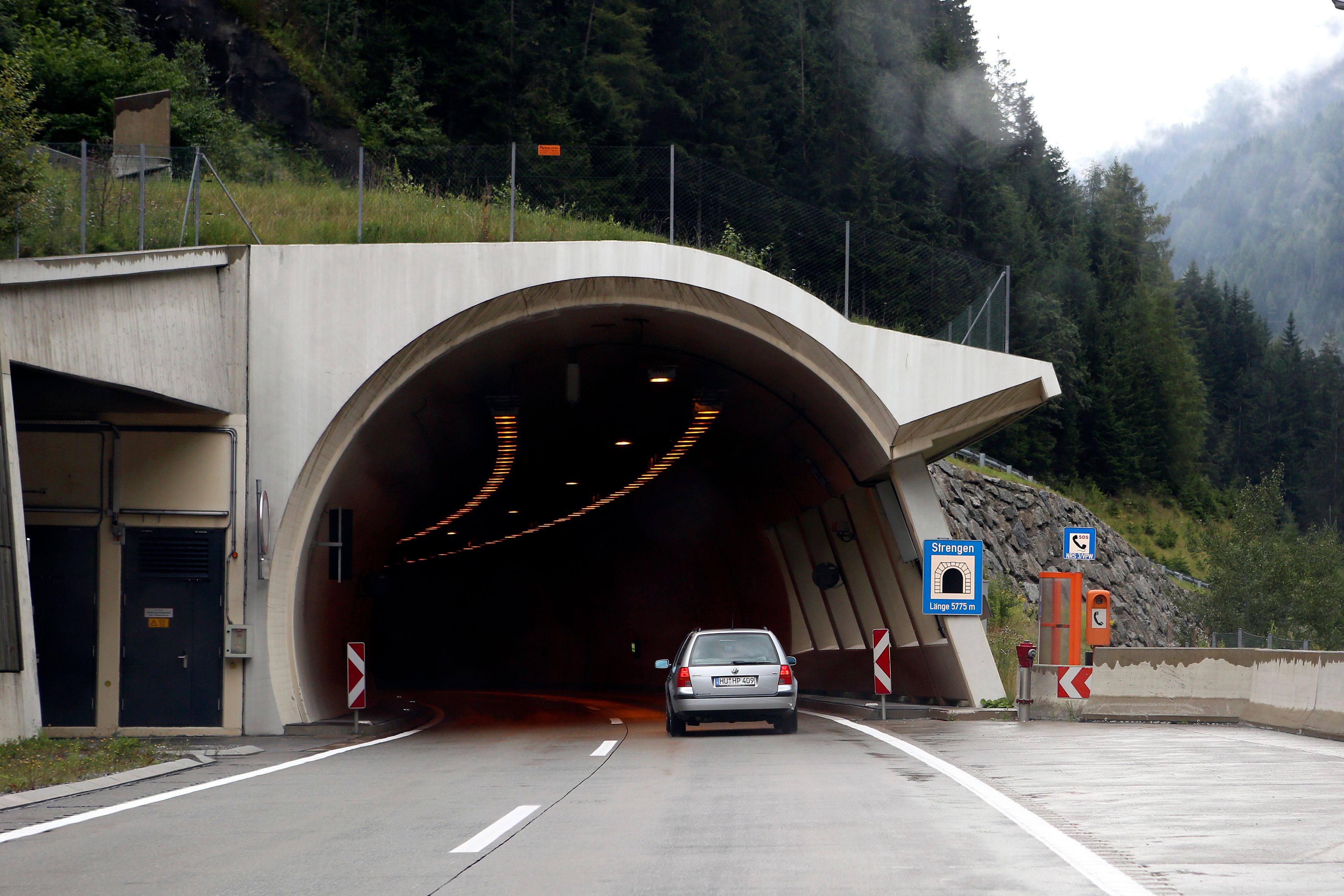 Der Drogenlenker donnerte mit mehr als 200 km/h durch den Strenger Tunnel in Tirol.