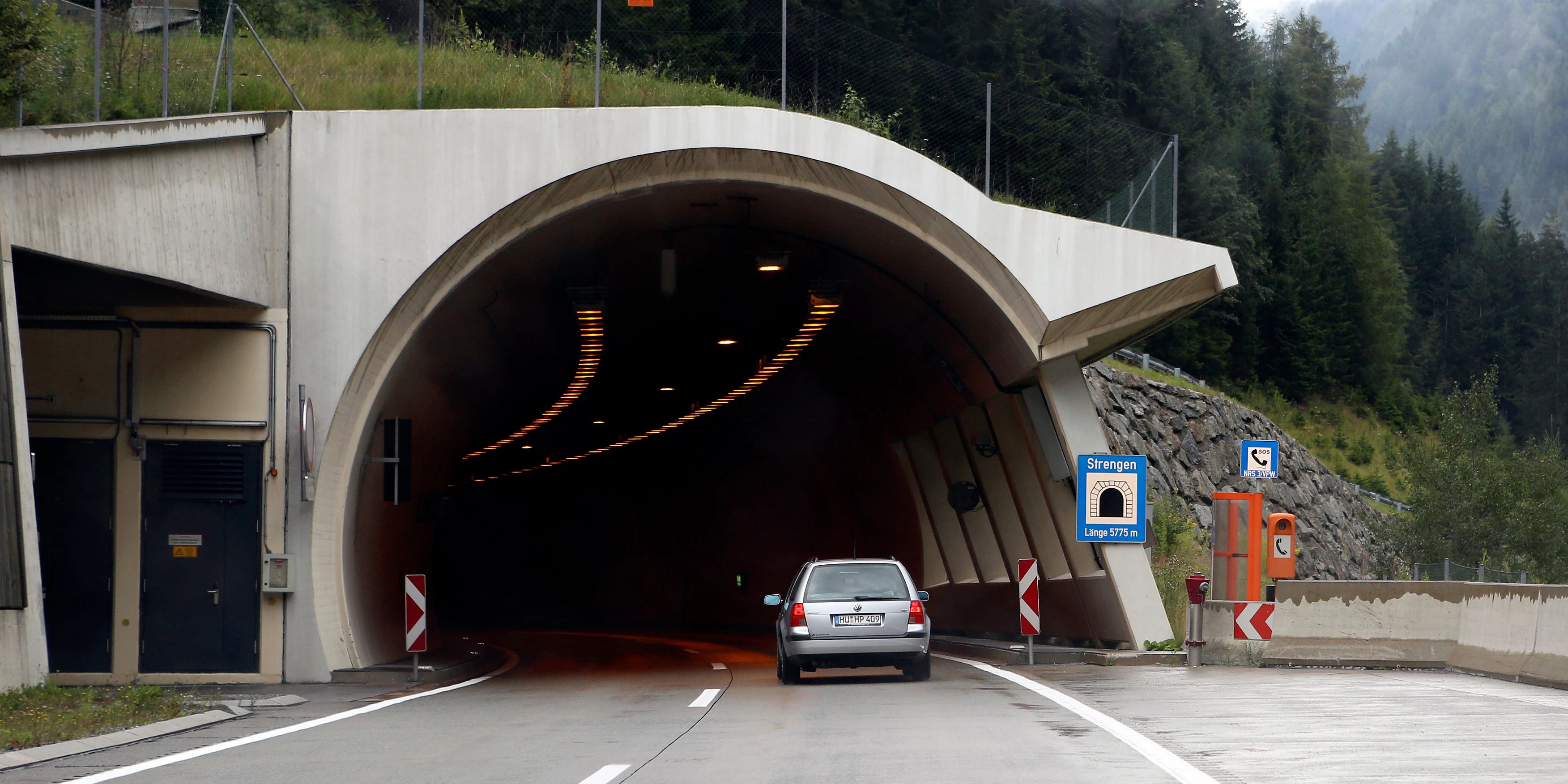 Der Drogenlenker donnerte mit mehr als 200 km/h durch den Strenger Tunnel in Tirol.