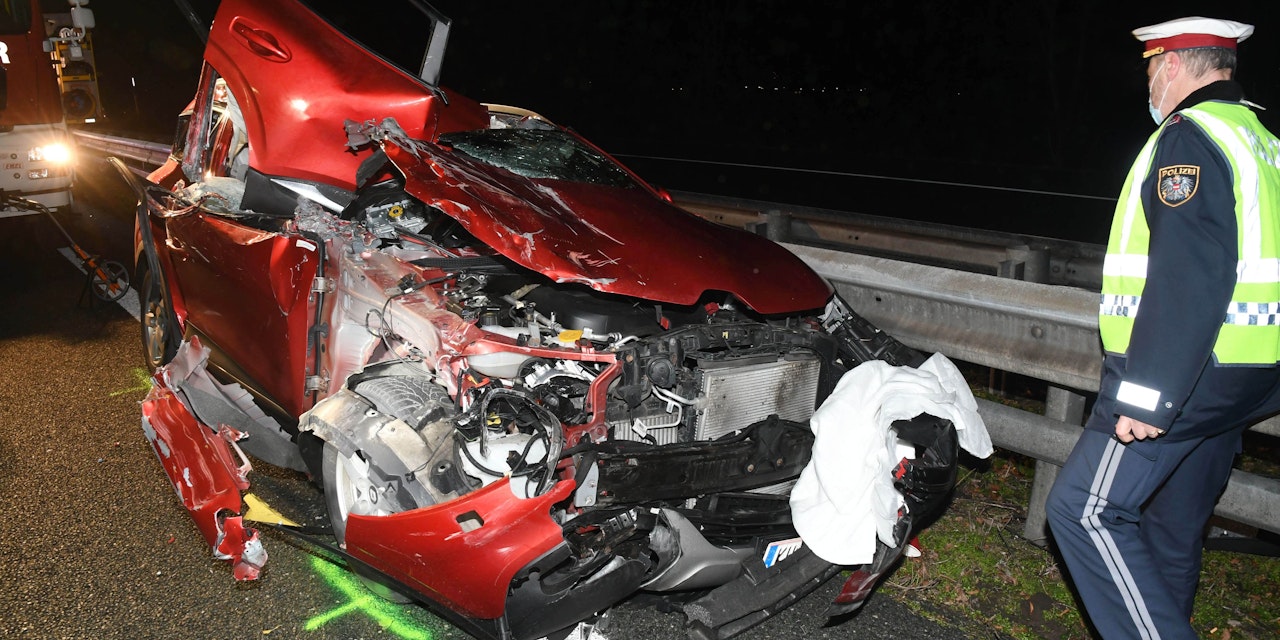18Jähriger bei Unfall auf A12 in Renault eingeklemmt Tirol heute.at