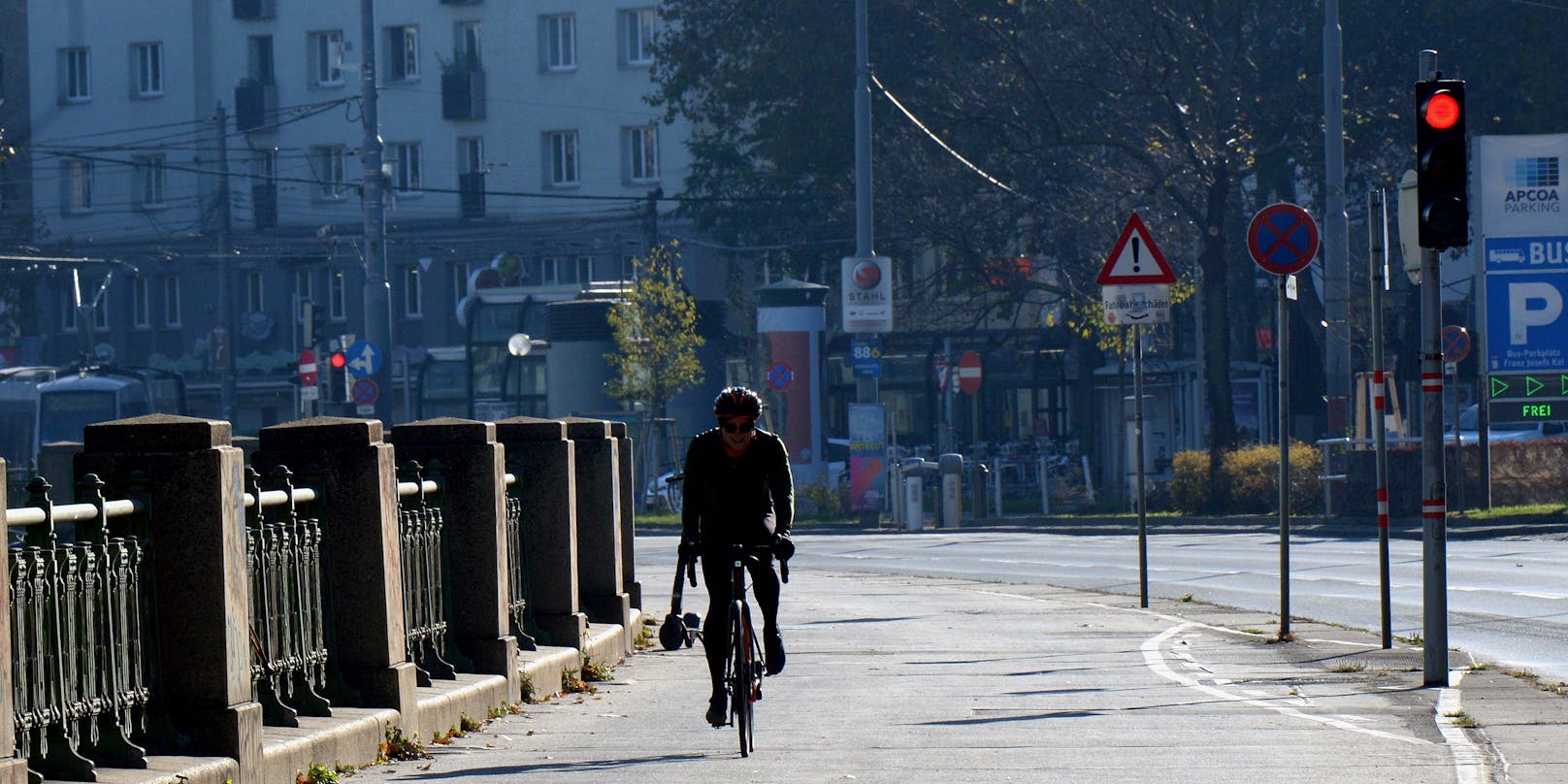 Ein Radfahrer in der Wiener Innenstadt während des zweiten Lockdowns.
