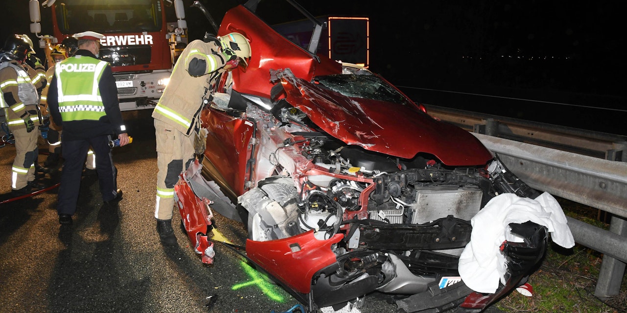 41+ Unfall a12 heute bilder , 18Jähriger bei Unfall auf A12 in Renault eingeklemmt heute.at