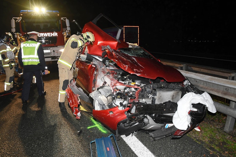 Am Montagabend (14. Dezember 2020) gegen 20:30 Uhr fuhr ein 64-jähriger Italiener mit einem Sattelkraftfahrzeug auf der Inntalautobahn (A12) auf Höhe Langkampfen (Bezirk Kufstein) in Fahrtrichtung Kufstein am rechten Fahrstreifen. 