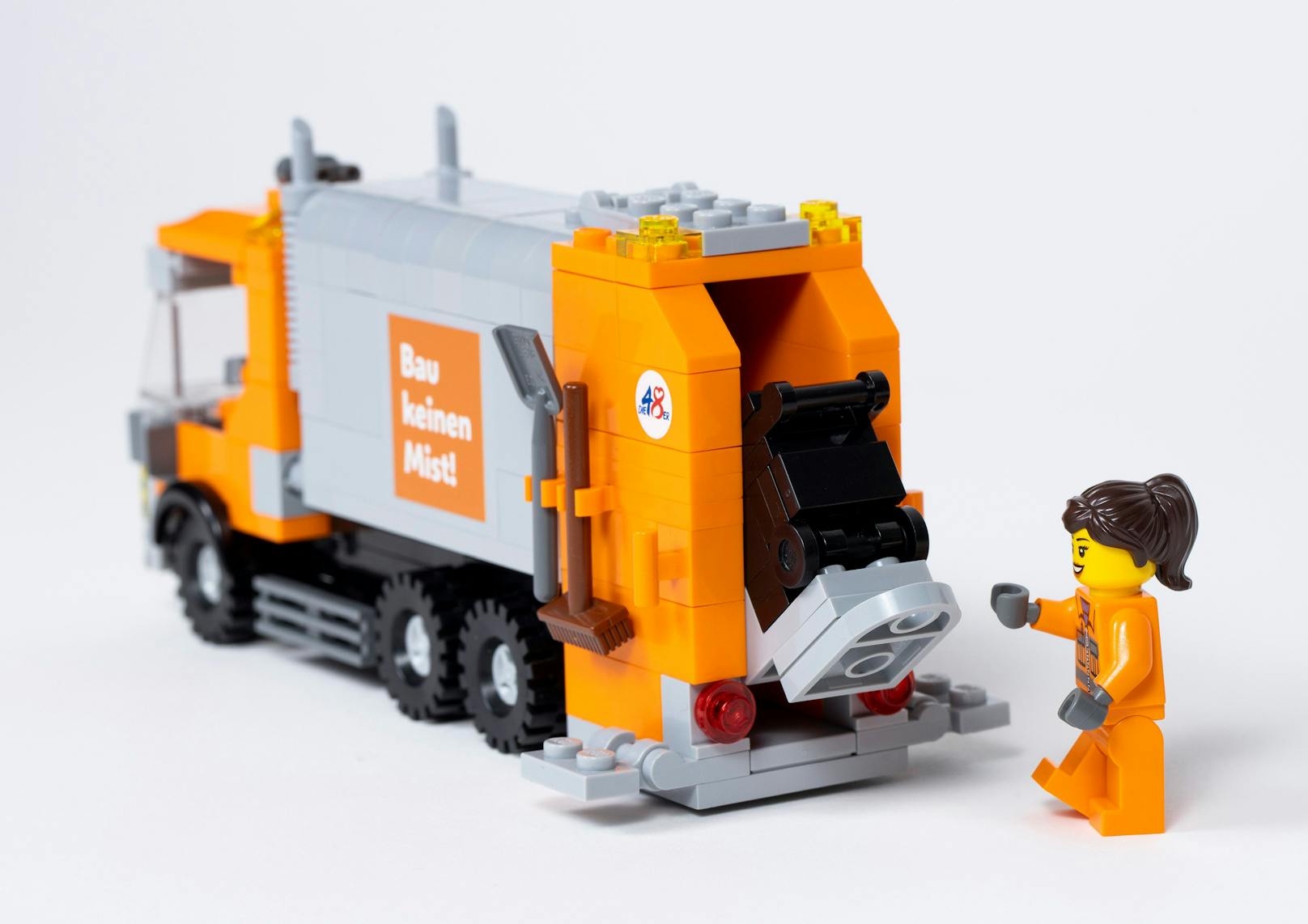 Das aus insgesamt 263 Einzelteilen bestehende Set enthält ein Müllsammelfahrzeug mit beweglichen Teilen, zwei orangene Figuren, sechs Behälter mit verschiedenen Aufklebern sowie eine Bauanleitung.