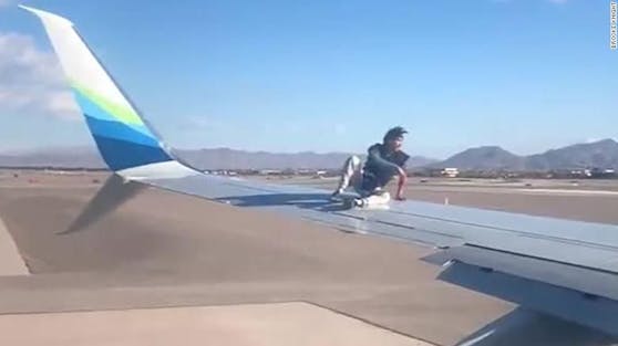 Dieser verwirrte "Wingman" hatte den Sicherheitszaun überwunden und kletterte auf eine Boeing.