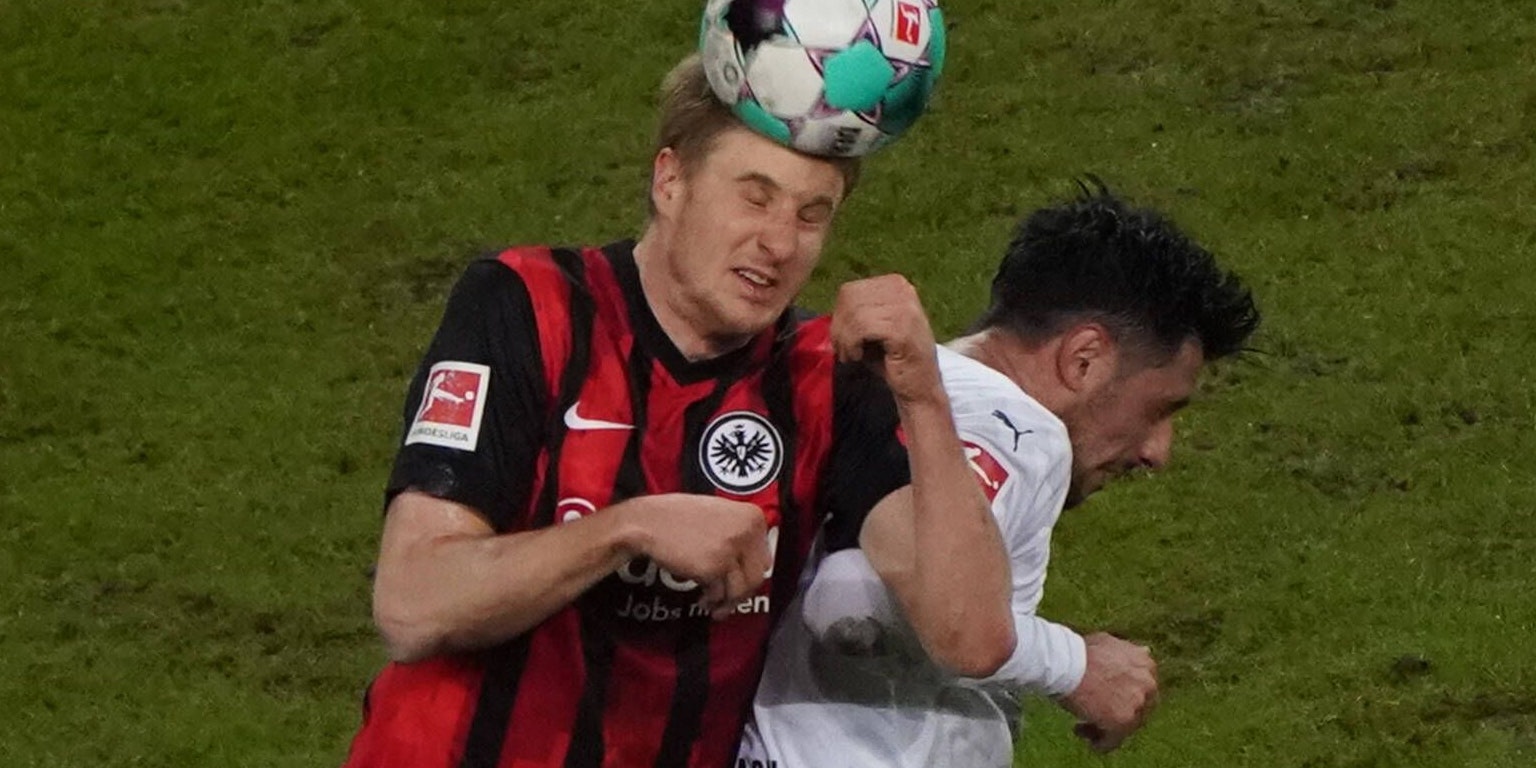  Martin Hinteregger im Luftkampf mit Dreifach-Torschütze Lars Stindl