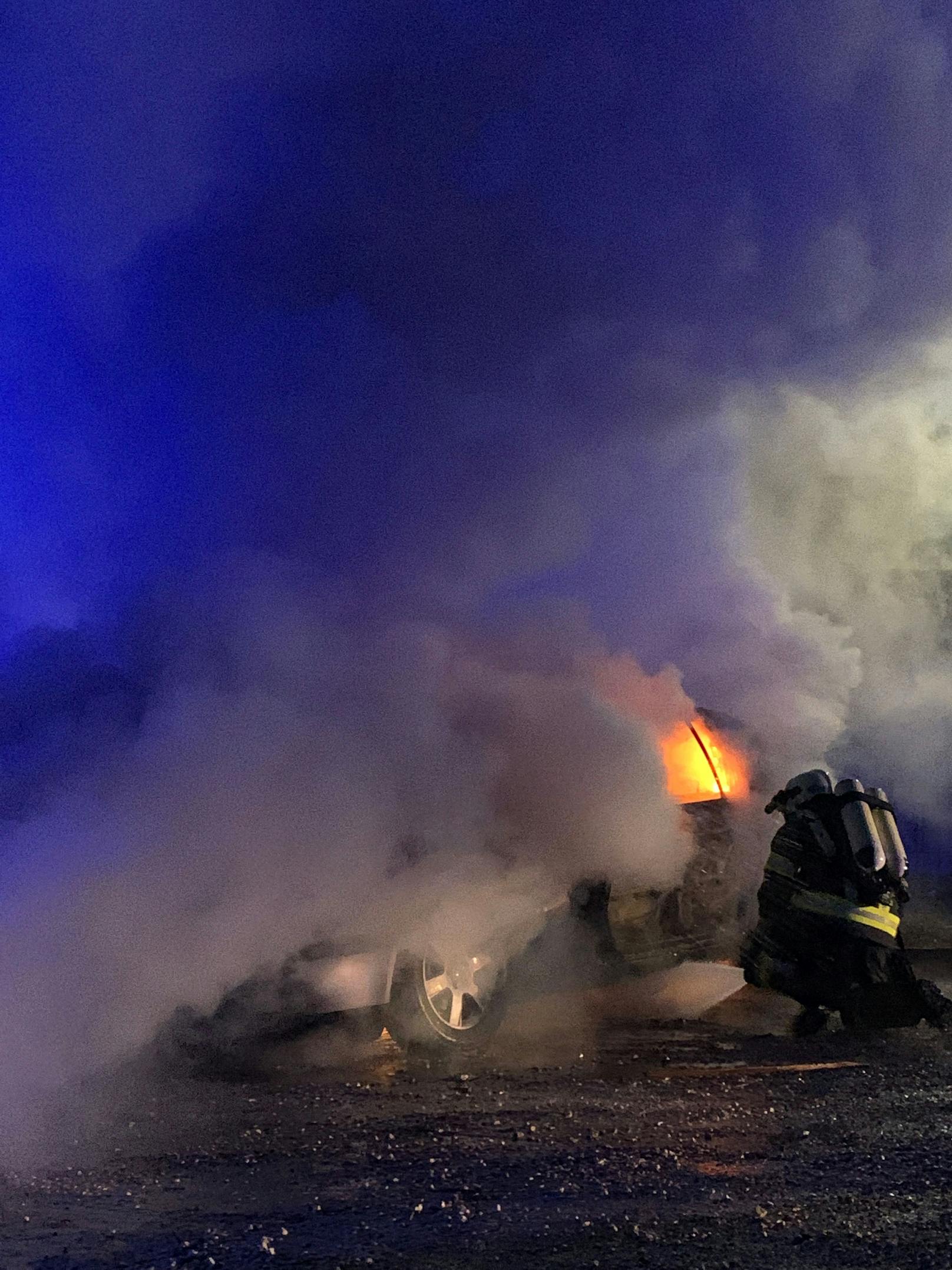 Das Auto der 20-Jährigen wurde ein Raub der Flammen.
