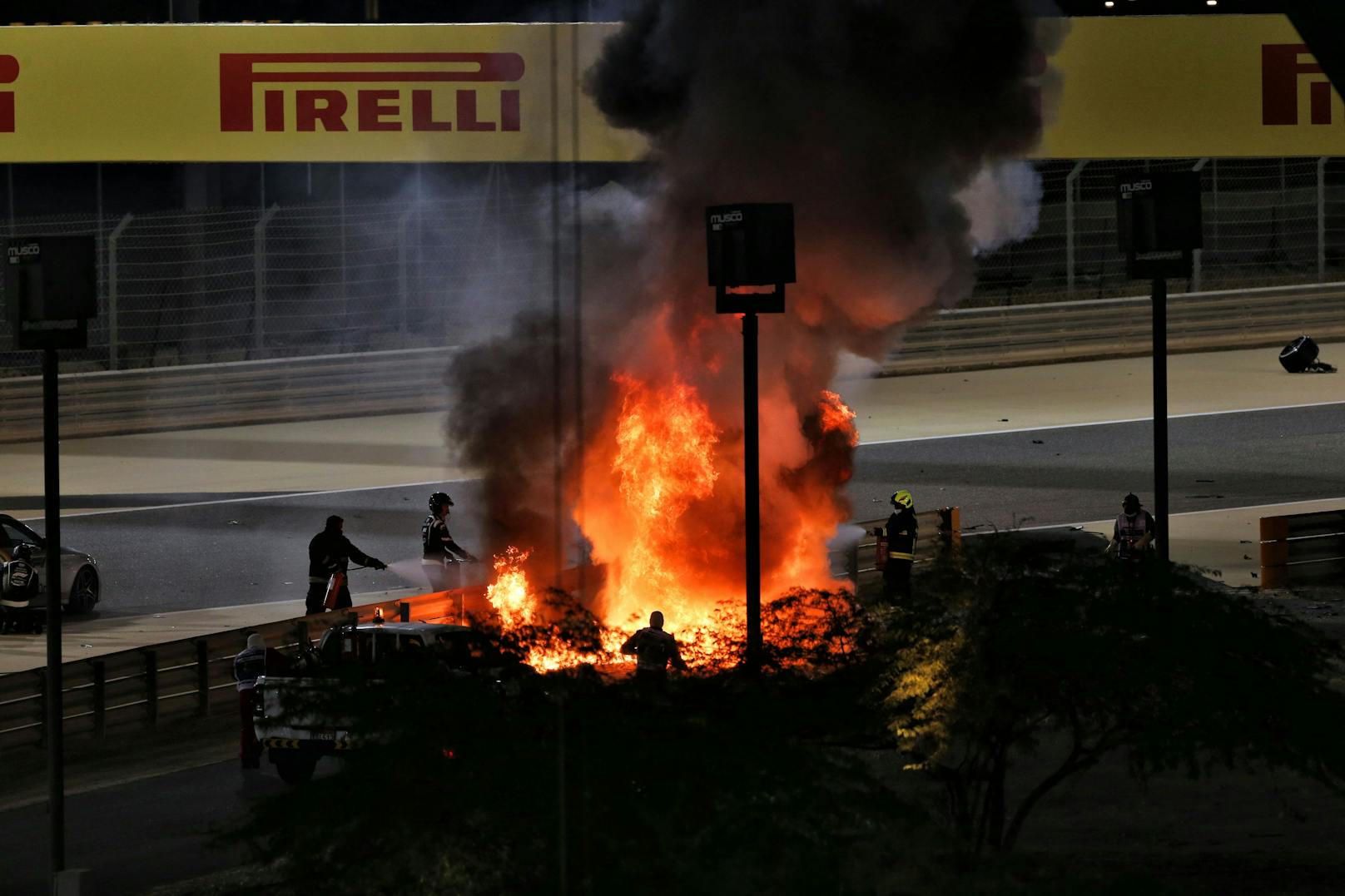 Es folgte das Rennen des Jahres. In Bahrain verunfallte Romain Grosjean, sein Haas-Bolide fing Feuer. Wie durch ein Wunder blieb der Franzose nahezu unverletzt. Sieger? Lewis Hamilton.&nbsp;