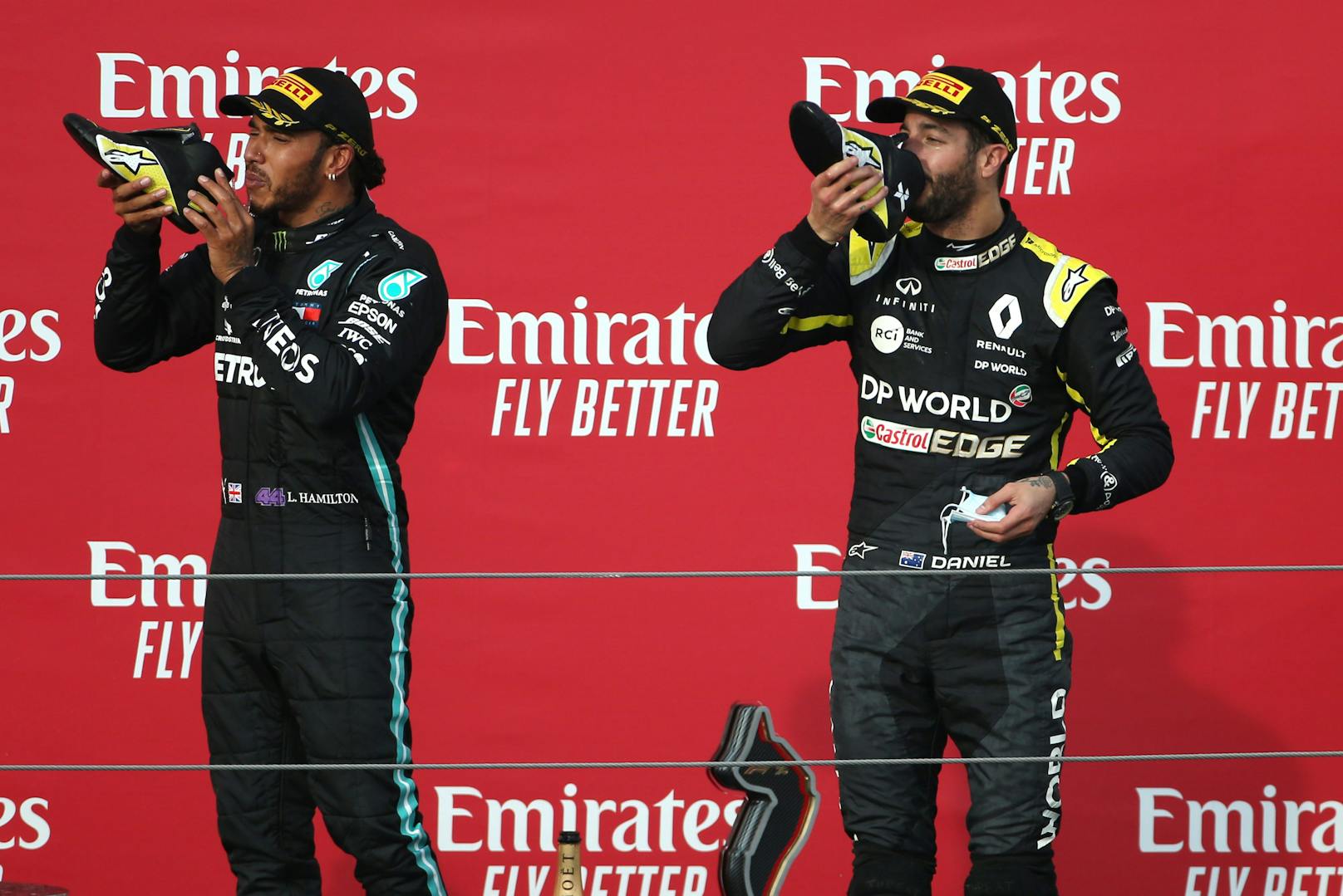 In Imola folgte der nächste Streich – vor Bottas und Ricciardo (r.), der Hamilton auf einen Schuh-Champagner einlud.&nbsp;