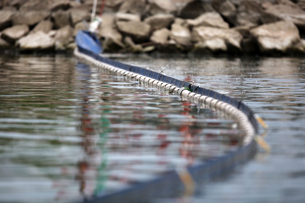Die Feuerwehren errichteten eine Ölsperre. Symbolbild.