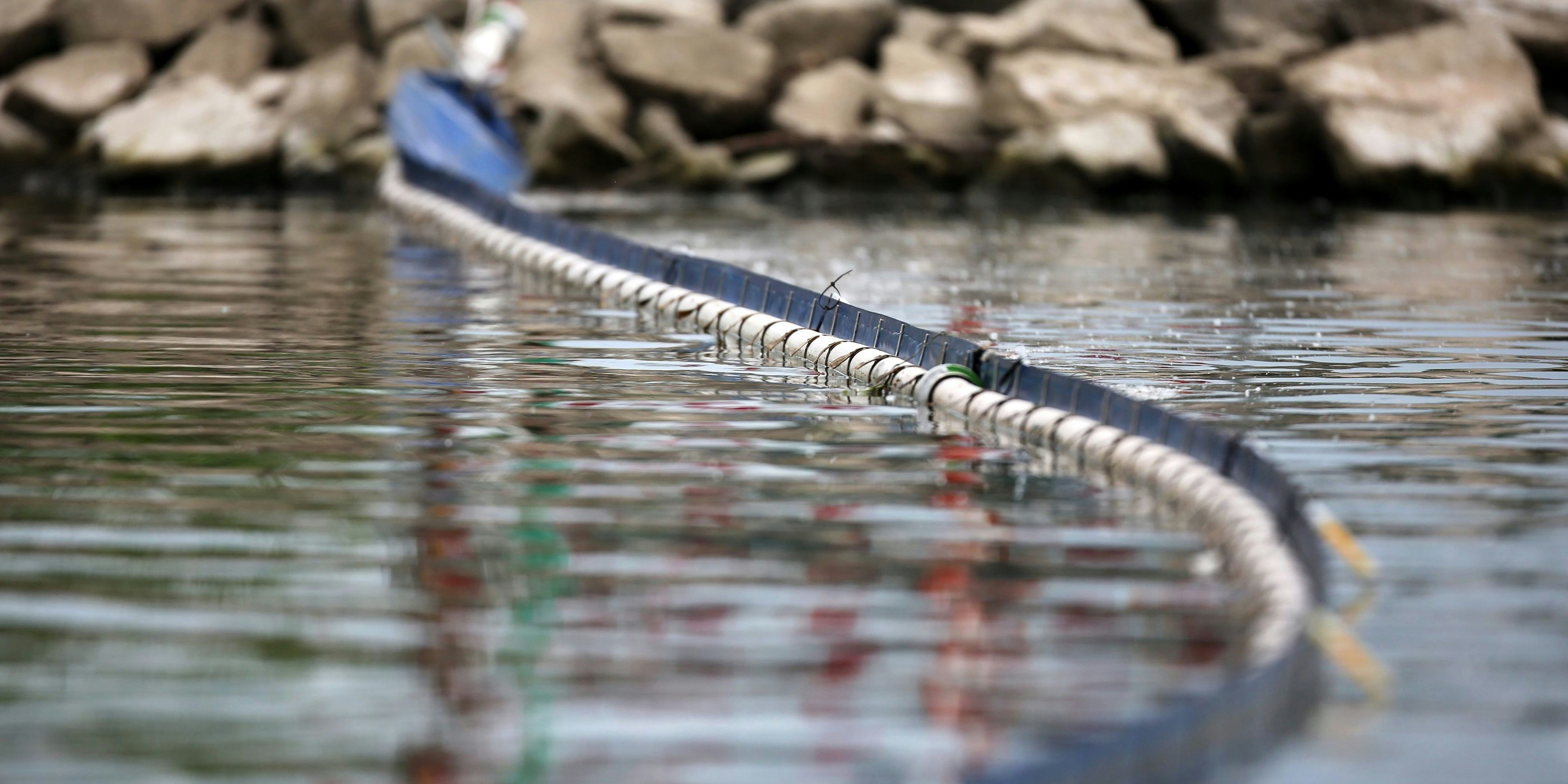 Die Feuerwehren errichteten eine Ölsperre. Symbolbild.