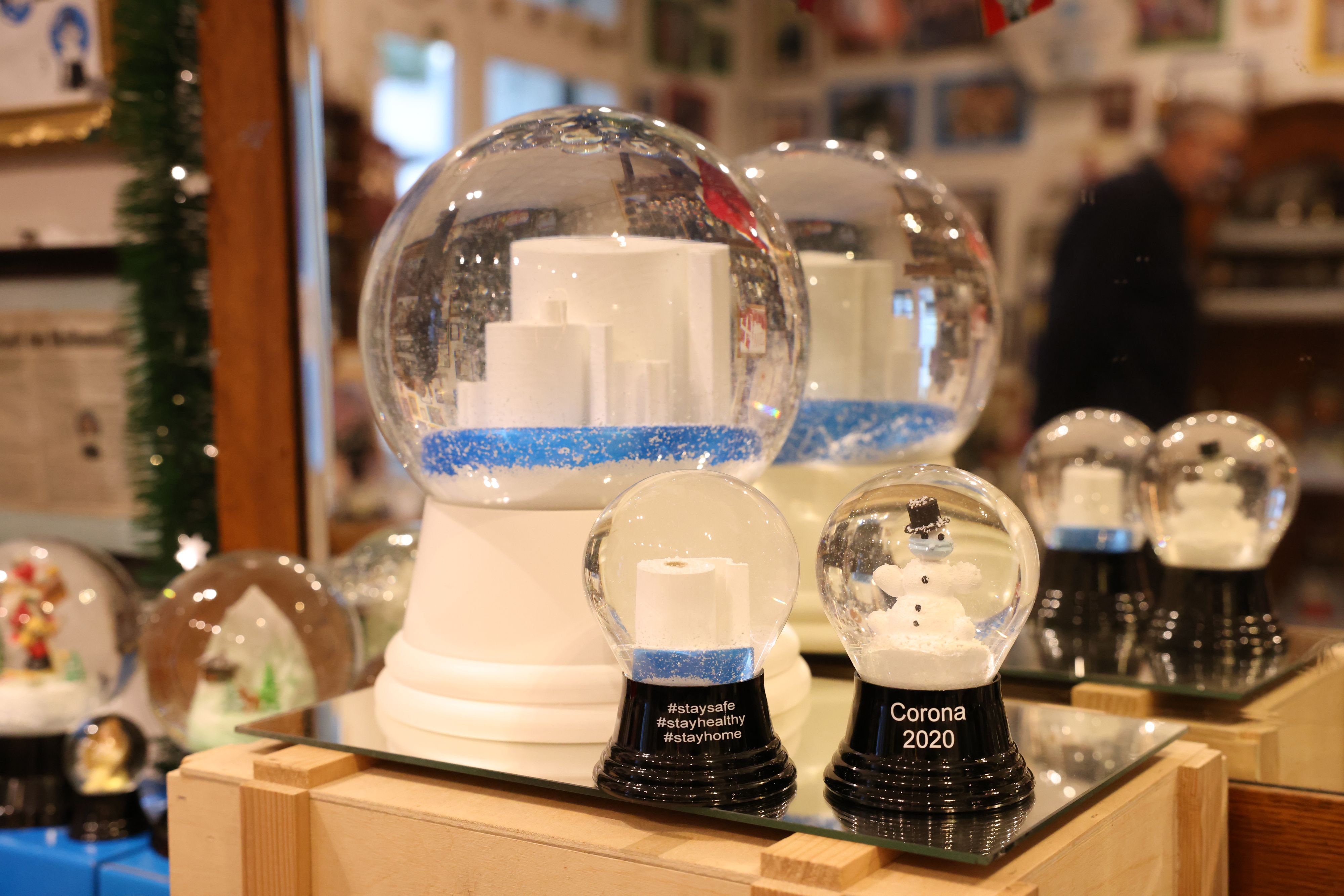 In Handarbeit fertigen Sabine Perzy und ihr Team die Original Wiener Schneekugeln. Die Version mit dem Klopapier ist DER Renner im heurigen Corona-Jahr.