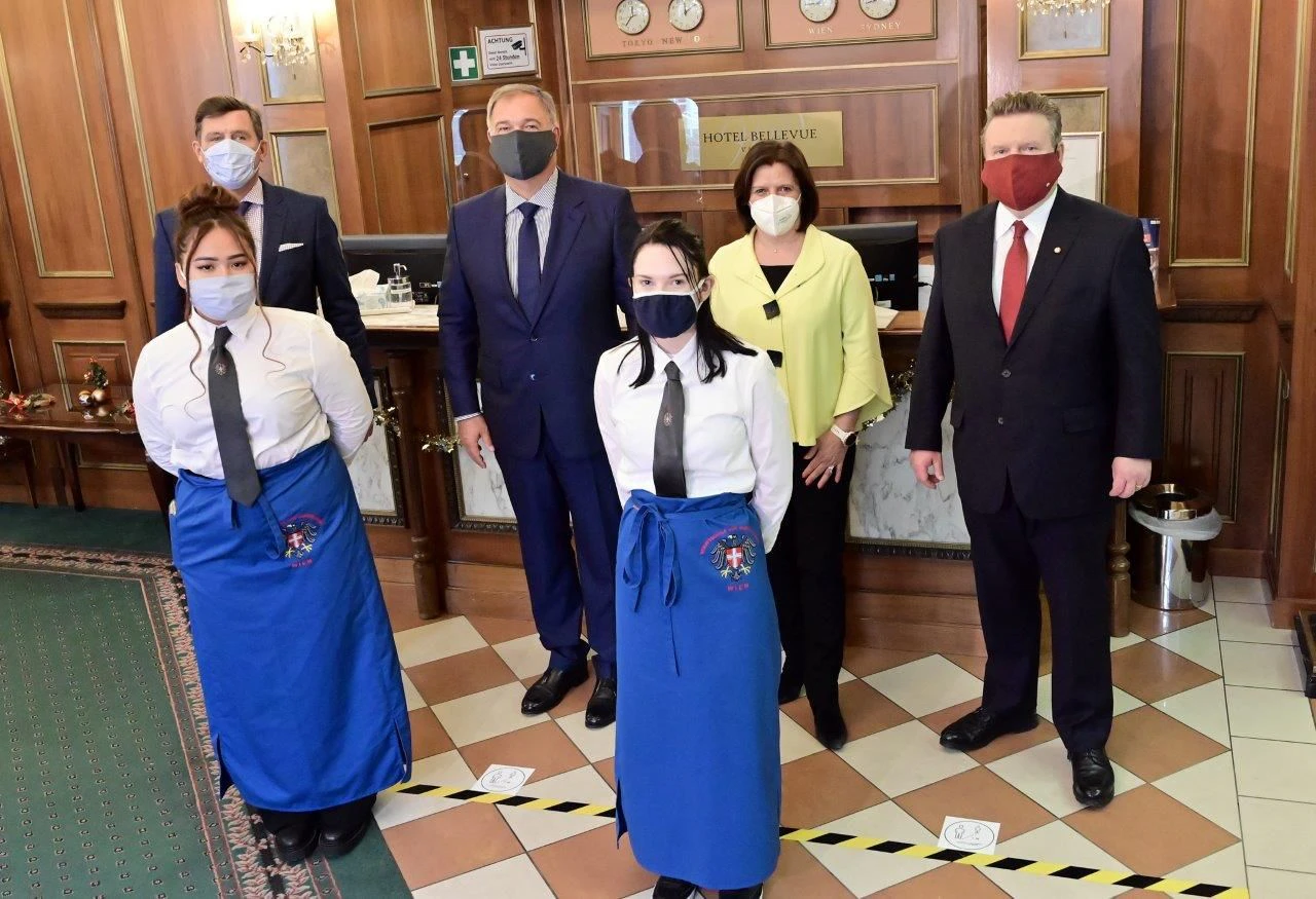 Stadtrat Peter Hanke, Wirtschaftskammer-Präsident Walter Ruck, AK Präsidentin Renate Anderl und Bürgermeister Michael Ludwig (v. li. n. re.) mit Mitarbeiter des Hotel Bellevue.